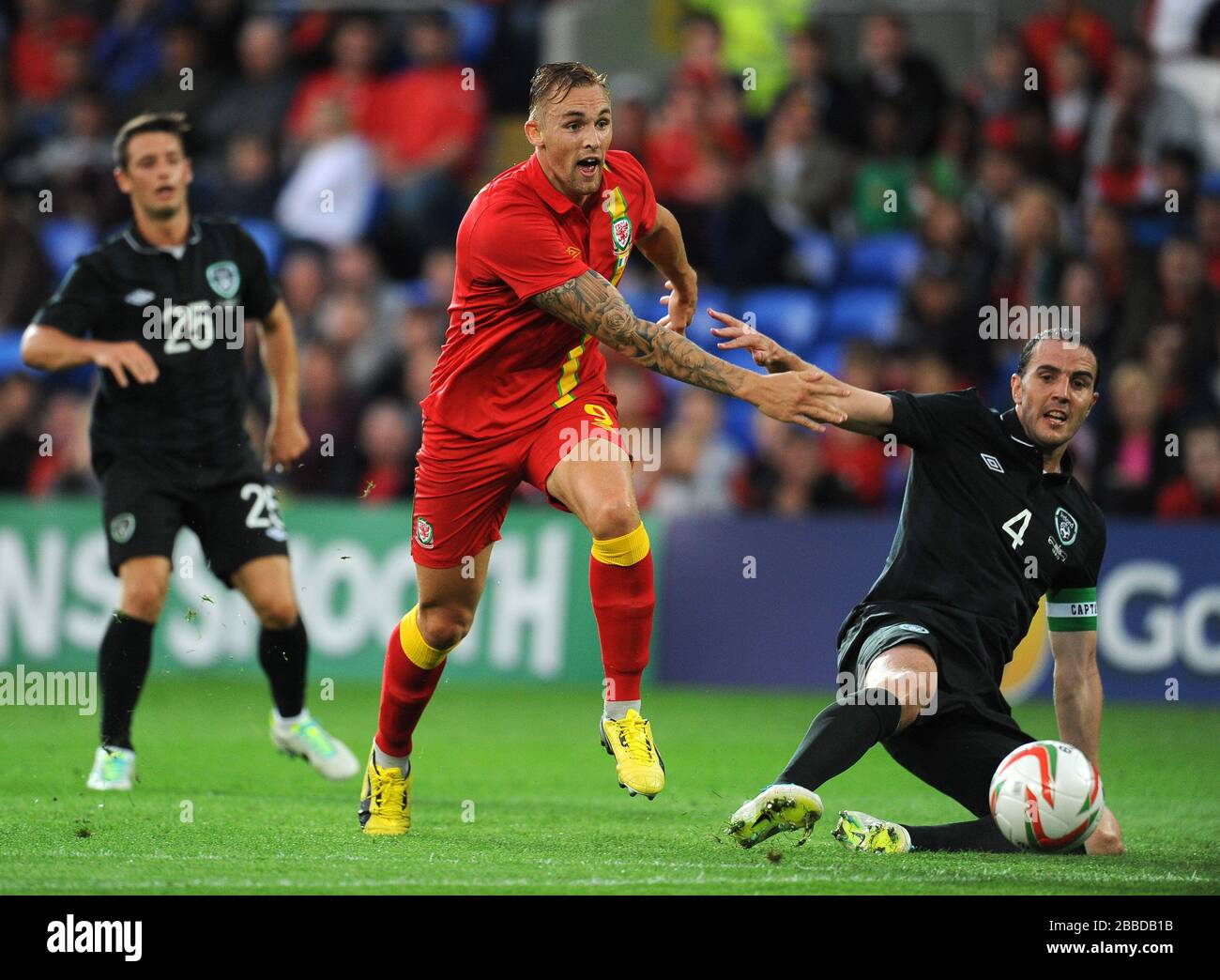 Der Wales Jack Collison (links) und der John O'Shea (rechts) kämpfen während des Internationalen Freundschaftsspiel im Cardiff City Stadium um den Ball. Stockfoto