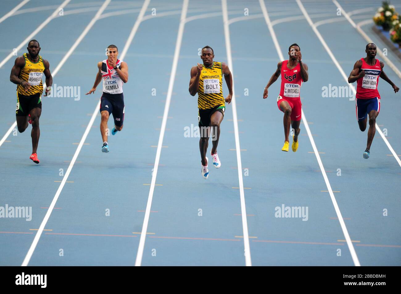 Jamaikas Usain Bolt (Mitte) führt das Feld von Jamaikas Warren Weir (links) und Curtis Mitchell (2. Rechts), die am 8. Tag der IAAF-Leichtathletik-Weltmeisterschaften 2013 im Luzhniki Stadium in Moskau, Russland, auf den dritten Platz im 200-m-Finale der Männer kamen. Stockfoto