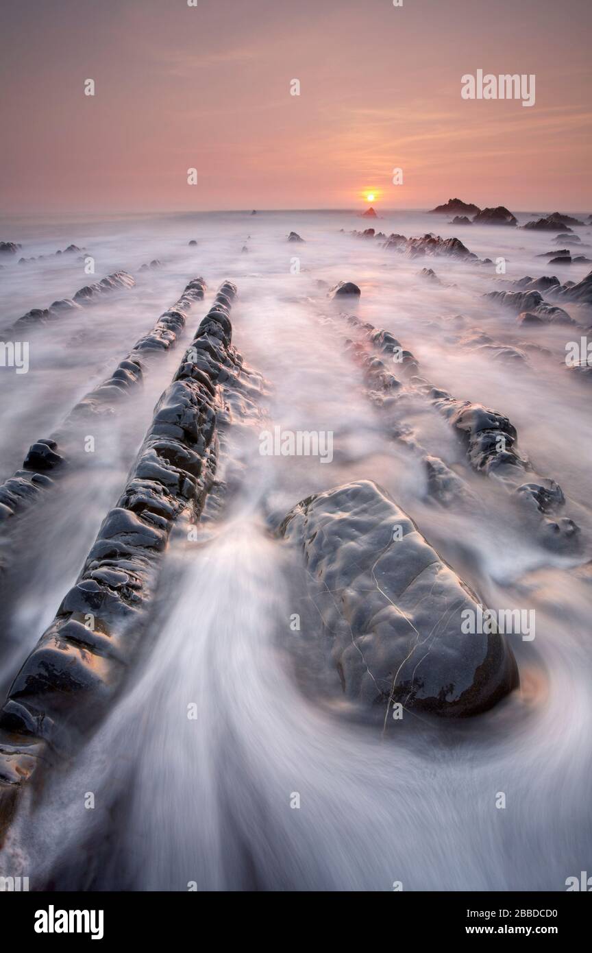 Sonnenuntergang am Welcombe Mouth Beach, Devon, England Stockfoto