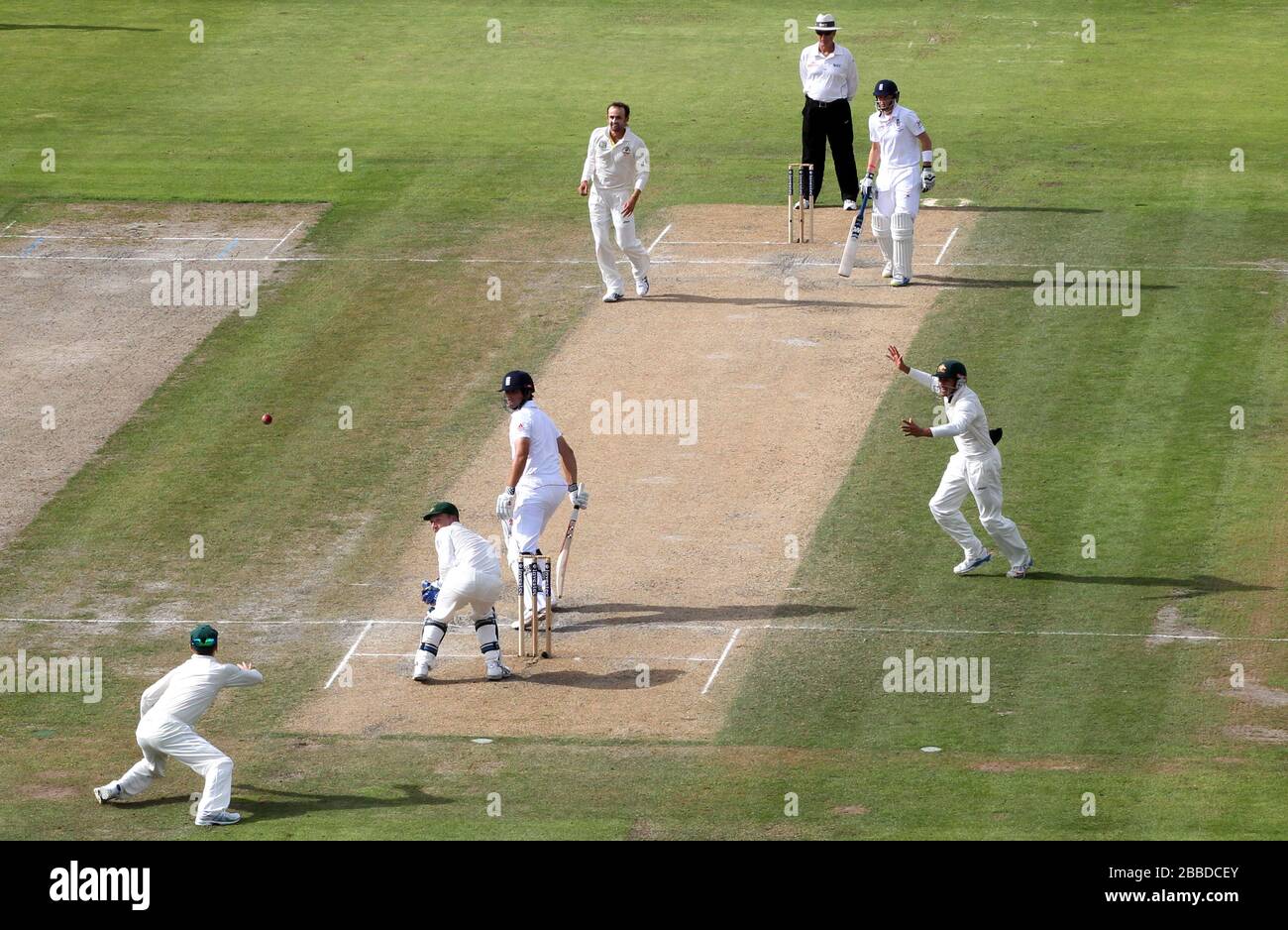 Englands Schlagmann Alastair Cook wird fast vom Tauchen von Australiens Kapitän Michael Clarke erwischt, während des zweiten Tages des dritten Investec Ashes Testspiels im Old Trafford Cricket Ground Stockfoto