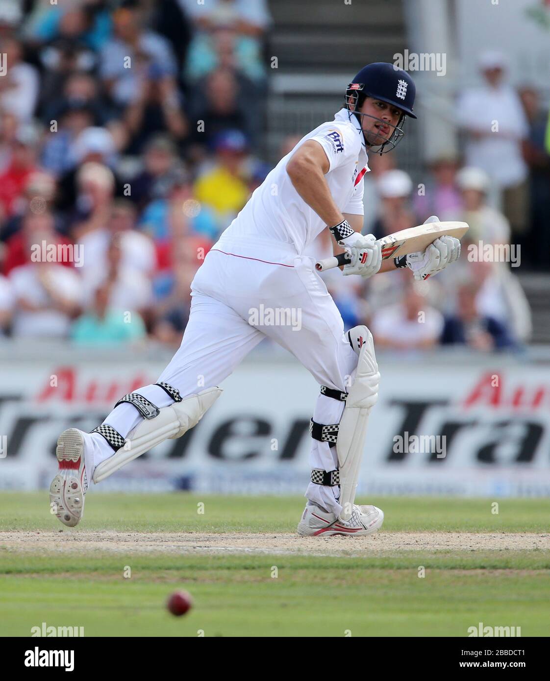 Englands Kapitän Alastair Cook punktet während der frühen Overs am dritten Tag des dritten Investec Ashes Testspiels im Old Trafford Cricket Ground, Manchester. Stockfoto