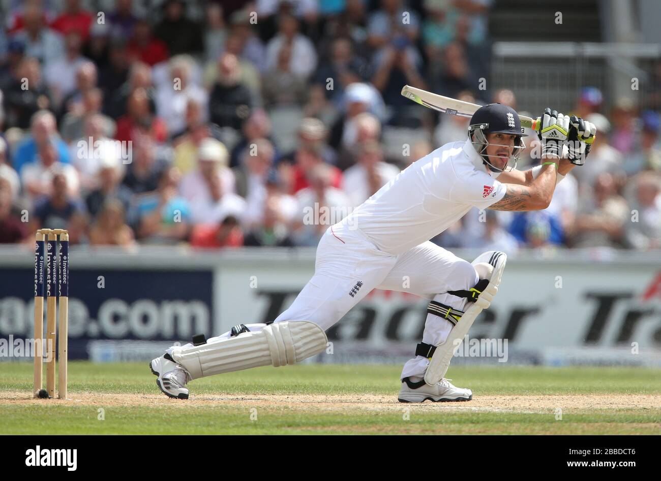 Englands Schlagmann Kevin Pietersen fährt und zählt während des dritten Investec Ashes Testspiels im Old Trafford Cricket Ground, Manchester. Stockfoto