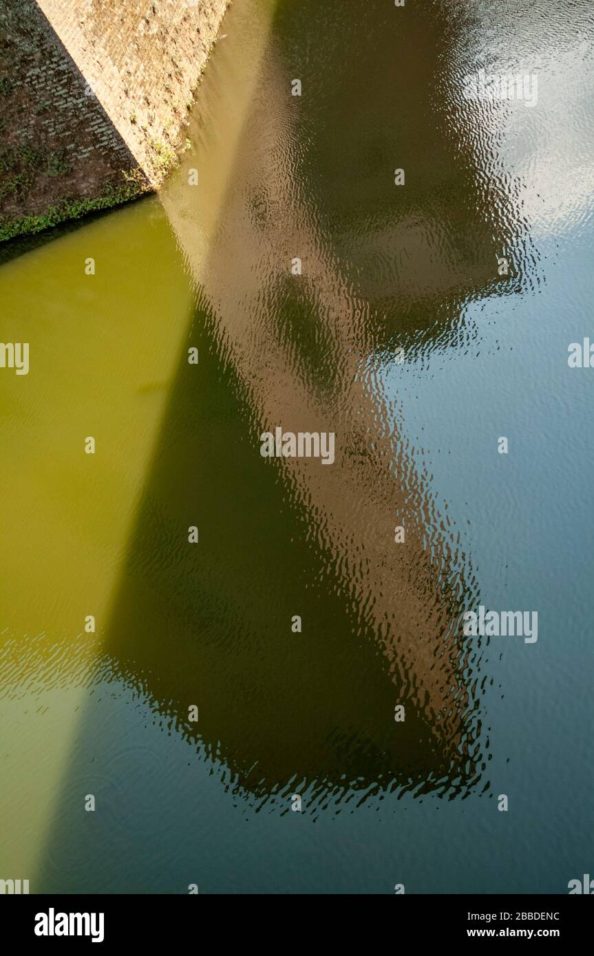 Reflektieren Sie das Wasser auf der Burg von San Giorgio, Mantua Stockfoto