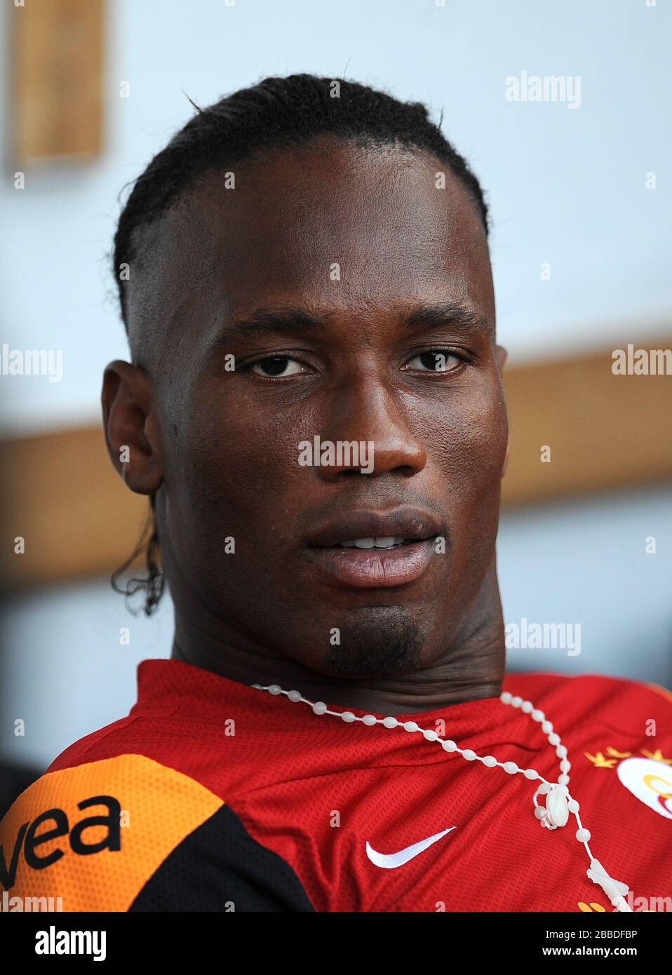 Galatasarys Didier Drogba vor dem Spiel gegen Notts County auf der Bank Stockfoto