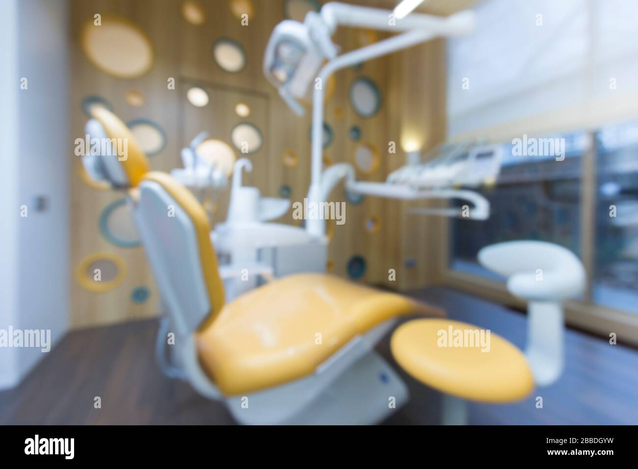 Verschwommener Stuhl für Kinder im Zahnärztezimmer Stockfoto