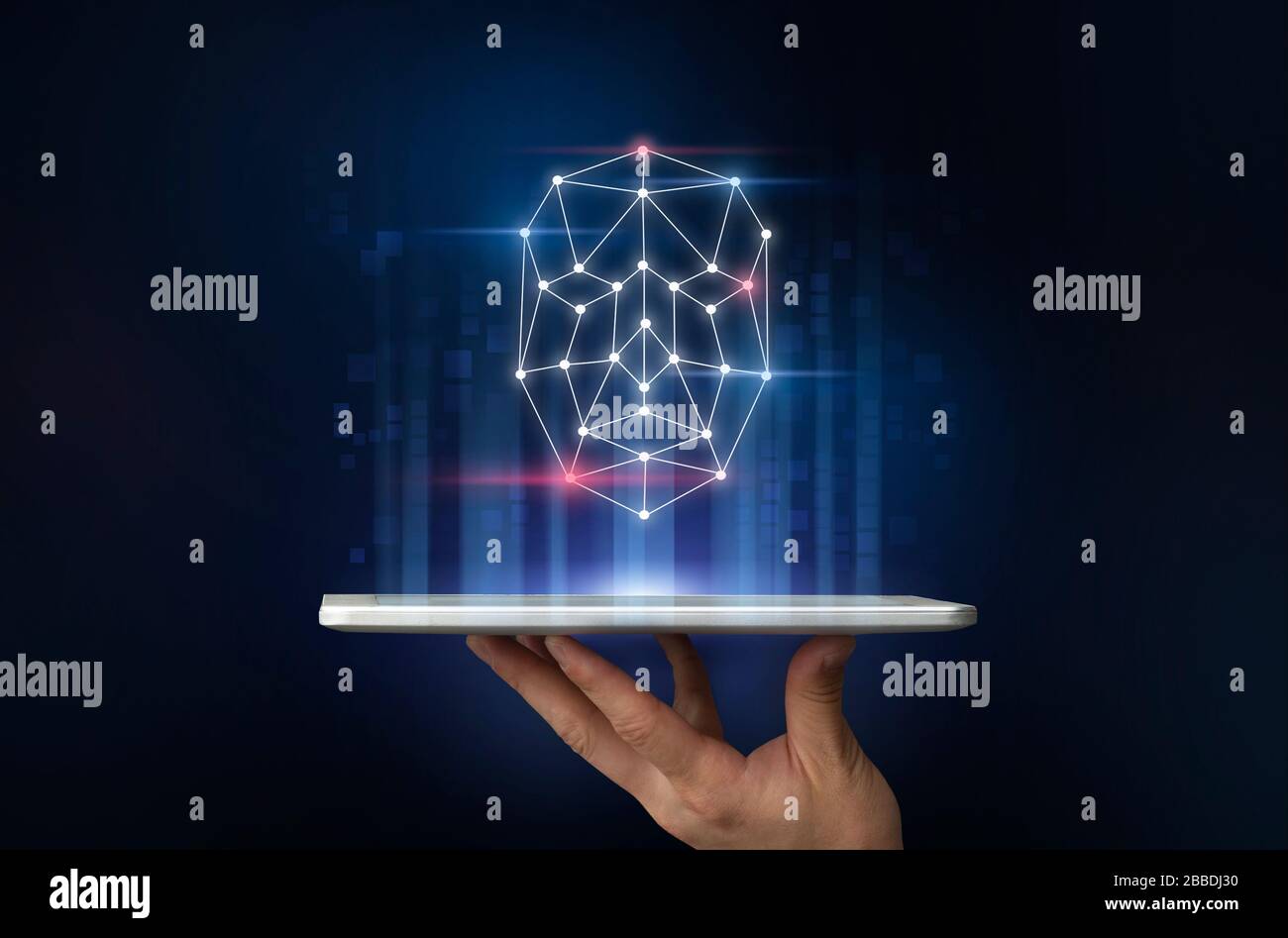 Nicht erkennbarer Mann, der Tablet-Computer mit polygonalem Gesichtshologramm auf dunklem Hintergrund hält, Collage Stockfoto