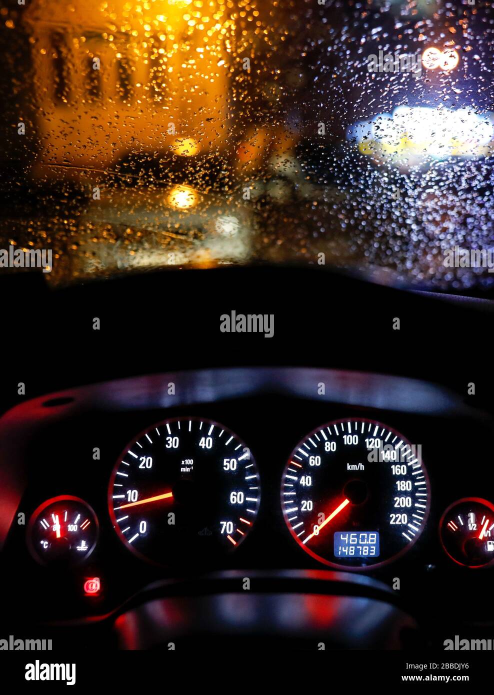 Das Armaturenbrett im Auto ist schwarz mit einem Schalter Scheinwerfer für  Abblendlicht und Standlicht mit einem Lichtsensor und automatische Dimmen  und Nebelscheinwerfer, aber Stockfotografie - Alamy