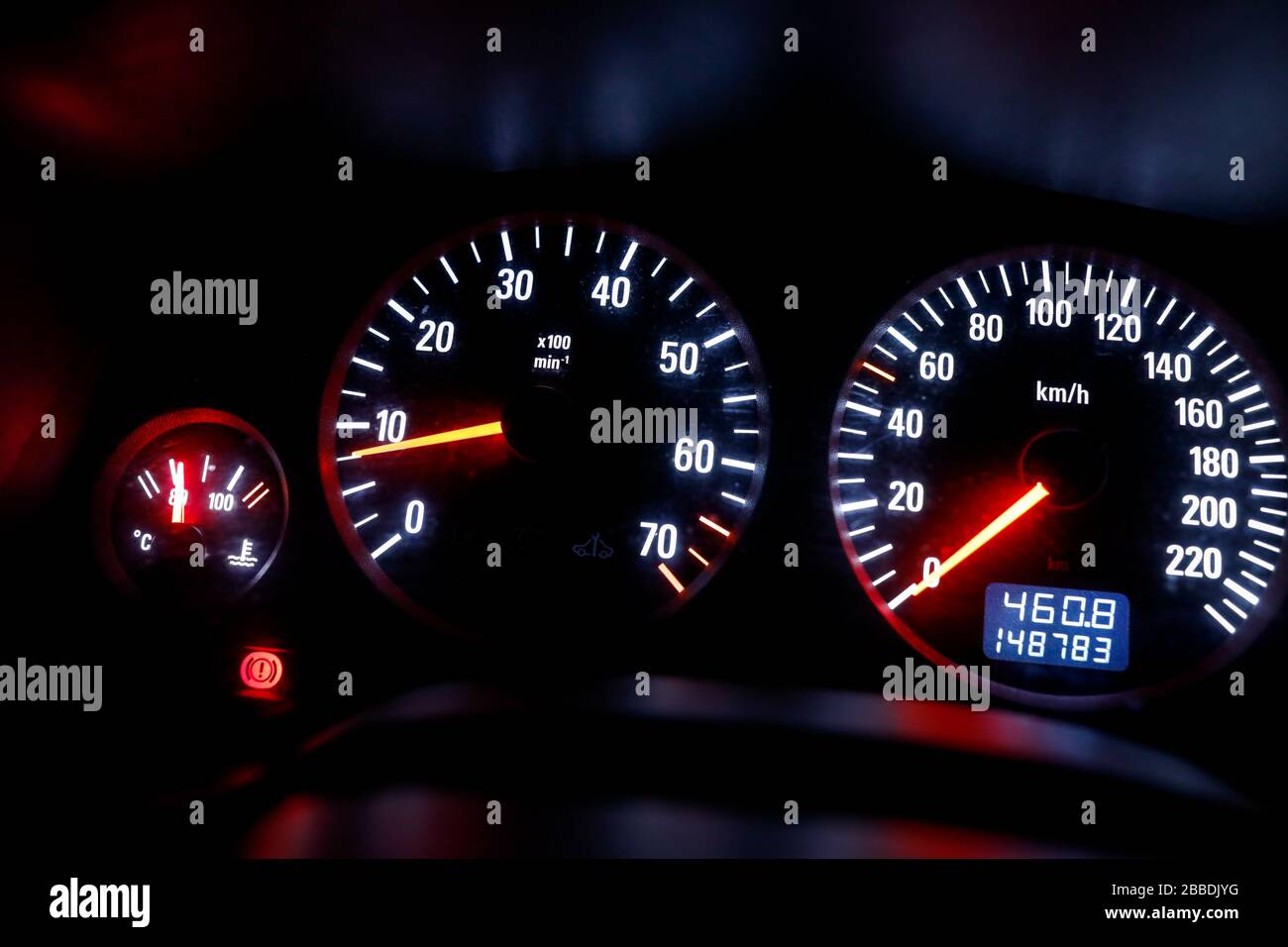 Anzeige anzeigen Armaturen Armaturenbrett Auto Auto-Armaturen Auto-Cockpit  Autofahren beleuchtet Gas-Anzeige Cockpit Composing Detail Tachometer  Stockfotografie - Alamy