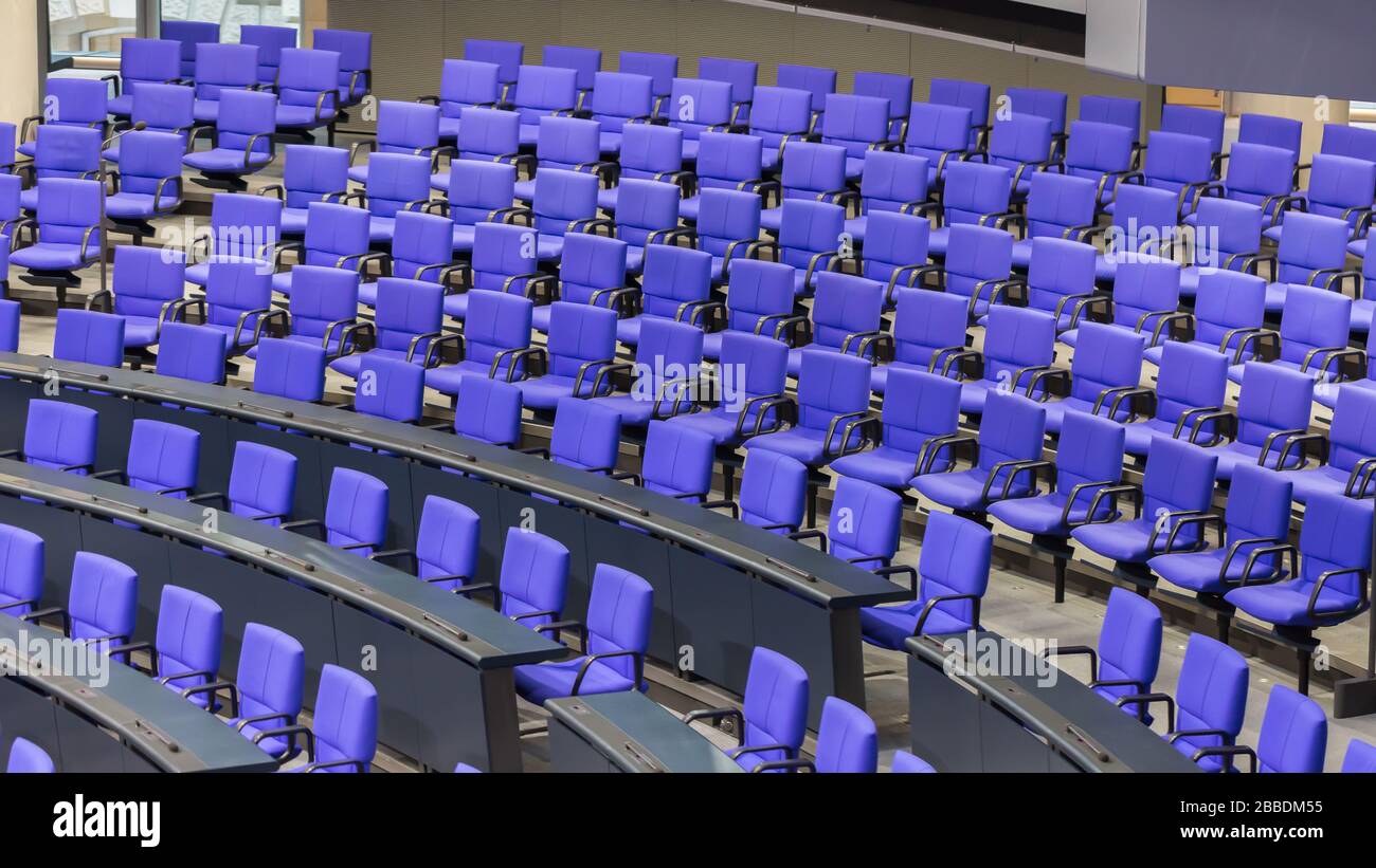 Leere, blaue Sitze beim Deutschen Bundestag. Reserviert für die Abgeordneten des parlaments. Die Stühle haben eine besondere Farbe: Reichstagsblau (blau=blau). Stockfoto