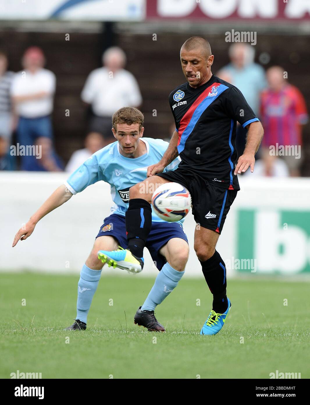 Jack Connors von Dagenham & Redbridge und Kevin Phillips von Crystal Palace (rechts) Stockfoto