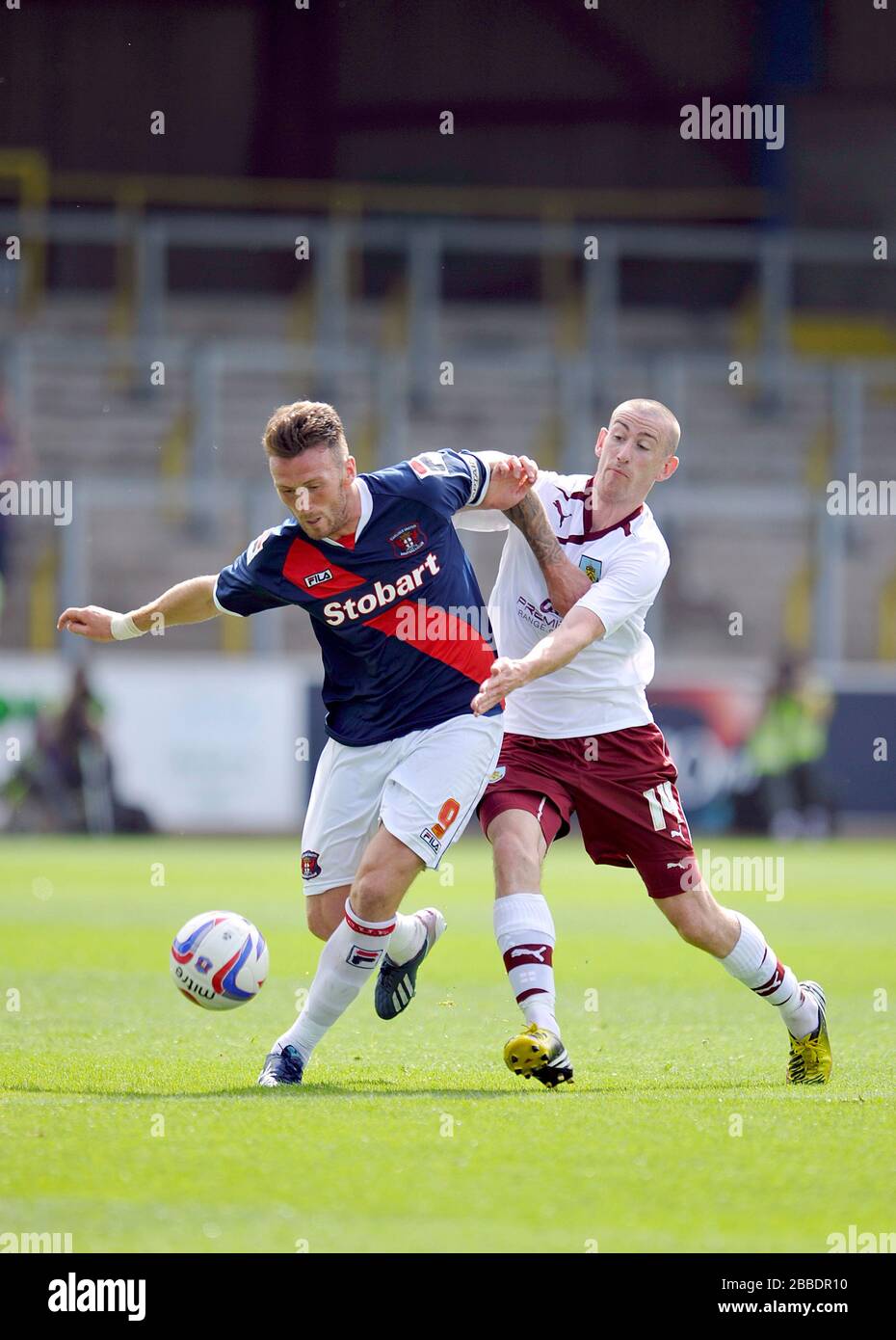 Lee Miller, Carlisle United und David Jones, Burnley FC, kämpfen um den Ball. Stockfoto