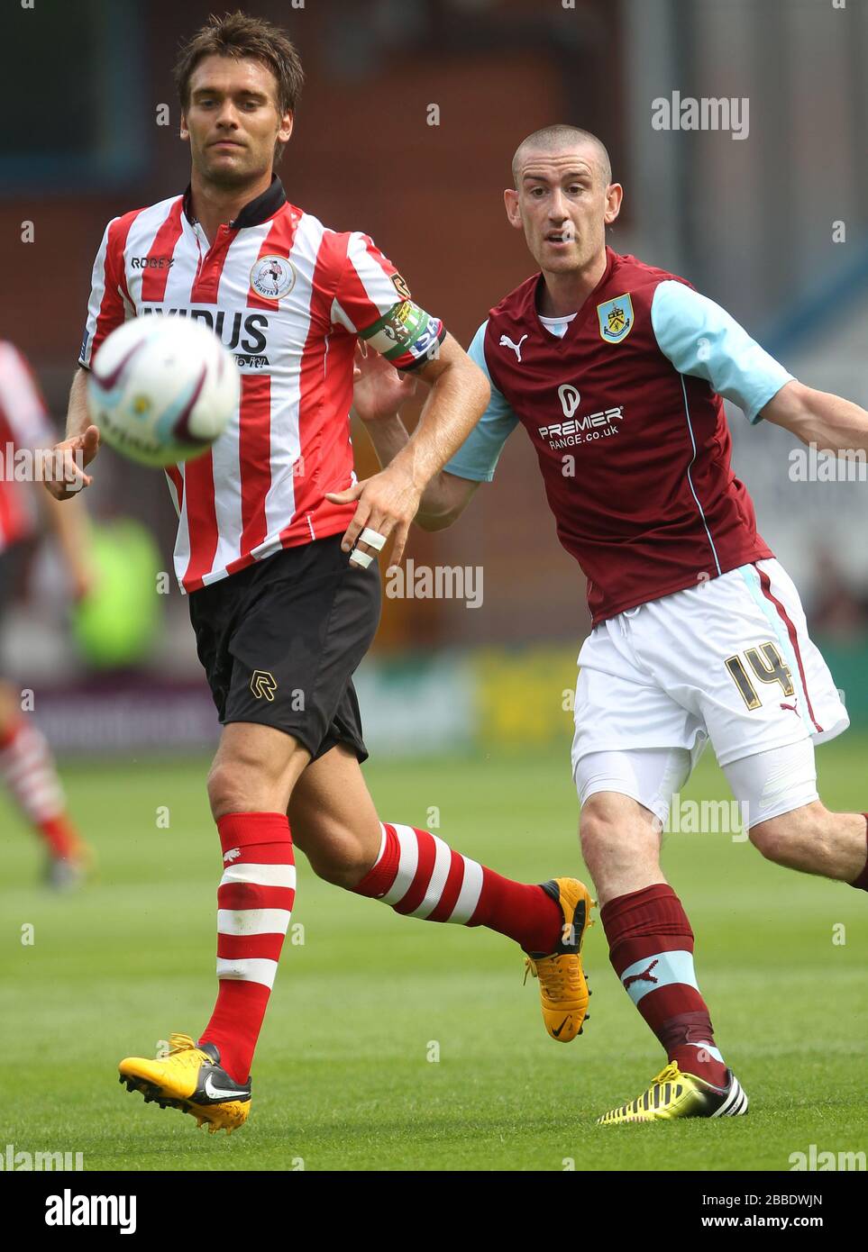 Burnleys David Jones und Sparta Rotterdams Jamie Bruinier während der Partie im Turf Moor. Stockfoto
