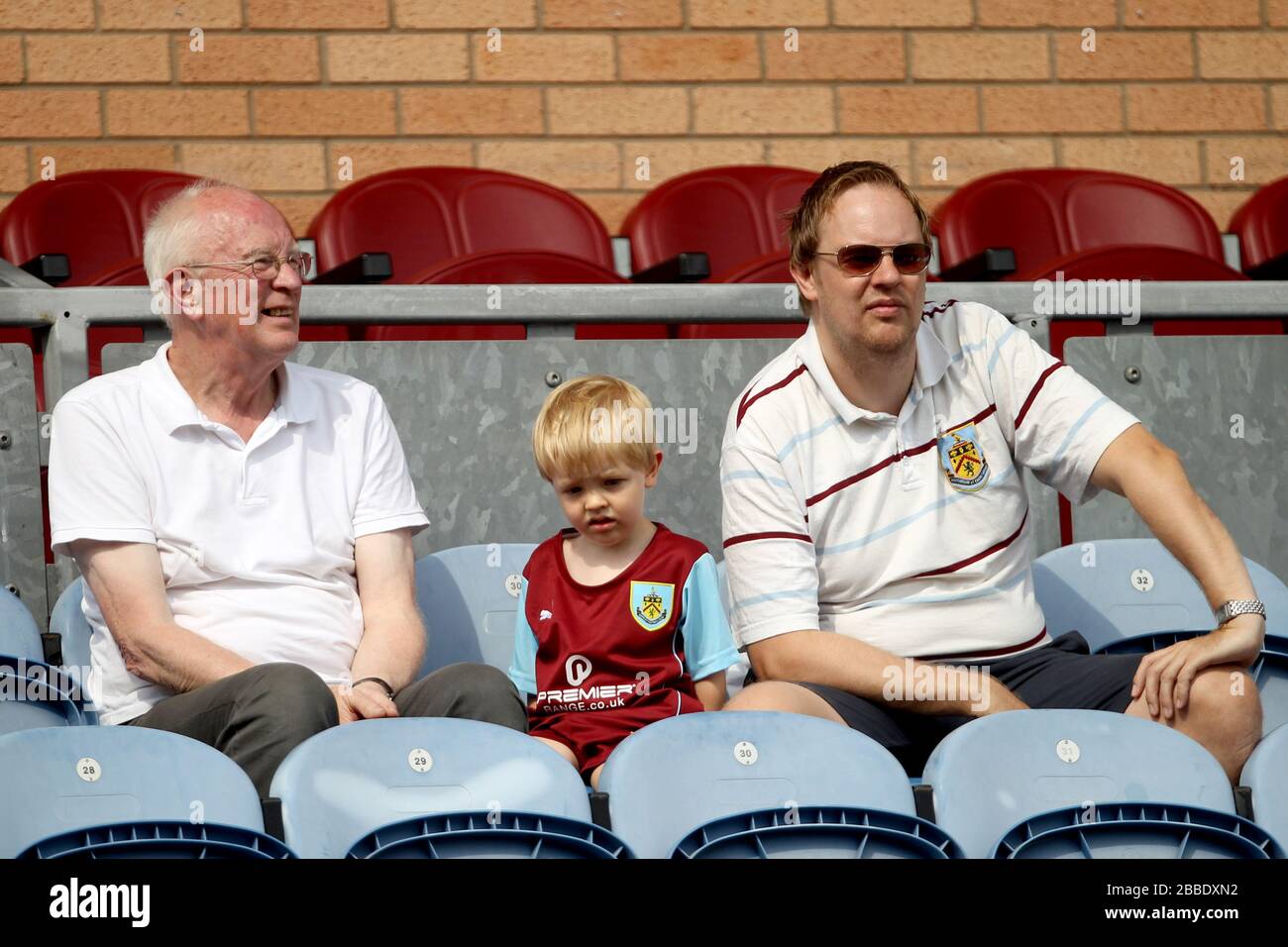 Burnley-Fans auf der Tribüne Stockfoto