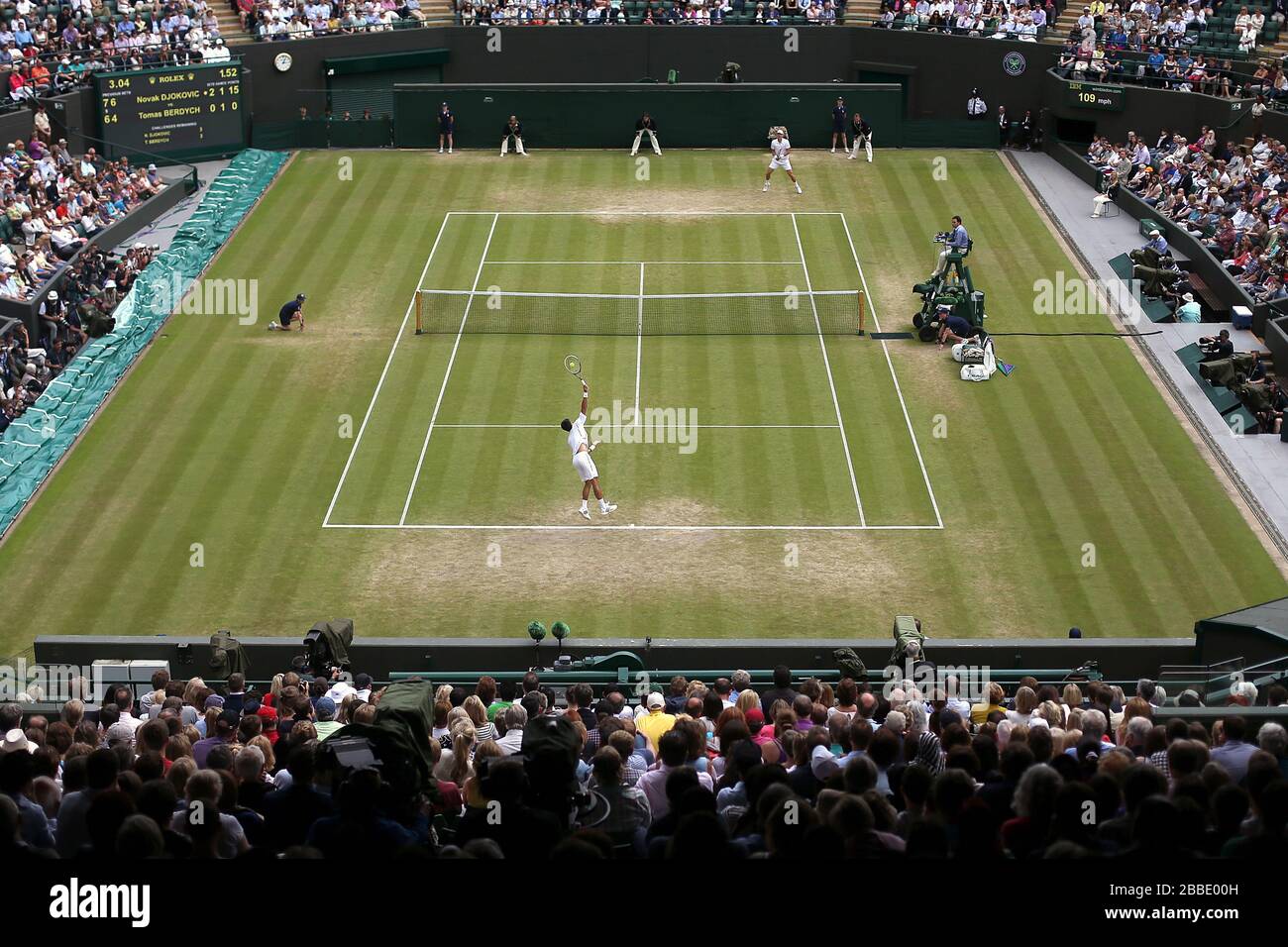 Allgemeiner Blick auf Serbiens Novak Djokovic gegen den tschechischen Tomas Berdych während des 9. Tages der Wimbledon Meisterschaften im All England Lawn Tennis and Croquet Club, Wimbledon. Stockfoto