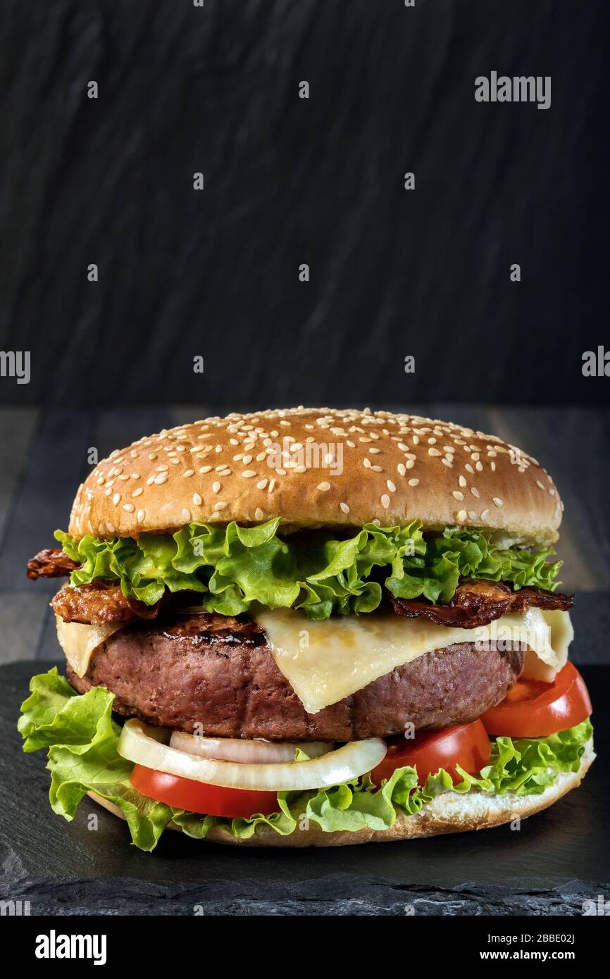 Ein klassischer großer Hamburger mit knusprigem Speck. Stockfoto