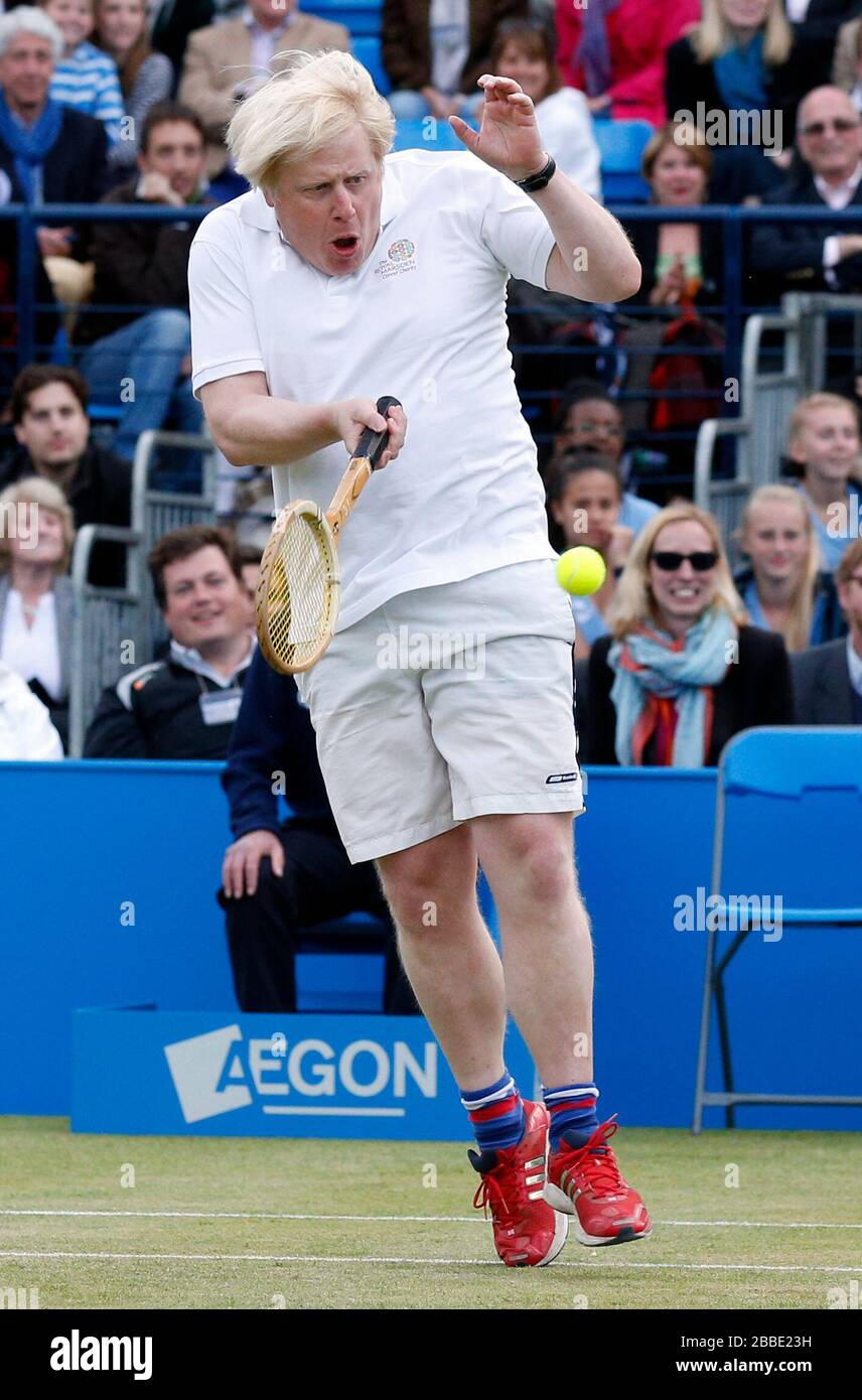 Boris Johnson (Center) nimmt an einem Promi-Tennismatch im Royal Marsden Hospital im Queen's Club, London Teil. Stockfoto
