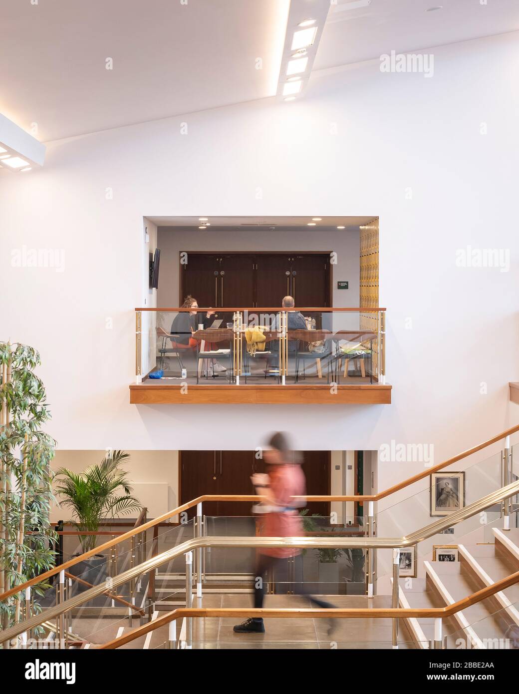 Foyerbalkon. Fairfield Halls, Croydon, Großbritannien. Architekt: GLIMMER, 2019. Stockfoto