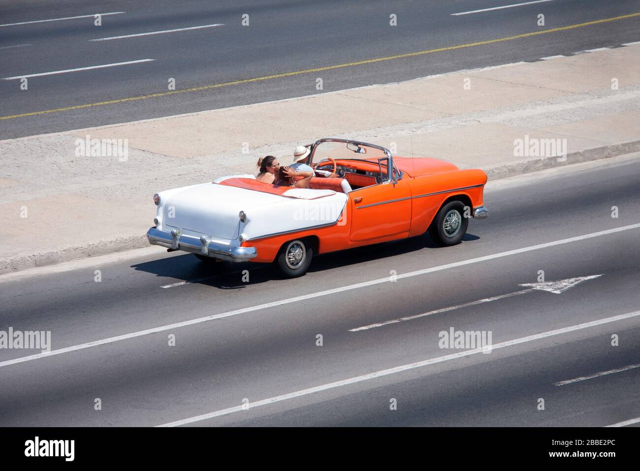 HAVANNA, KUBA - 28. MÄRZ 2017: Touristen an Bord eines klassischen amerikanischen Cabriolet-Wagens aus den 50er Jahren, der auf dem Malecon in Havanna, Kuba, unterwegs ist Stockfoto