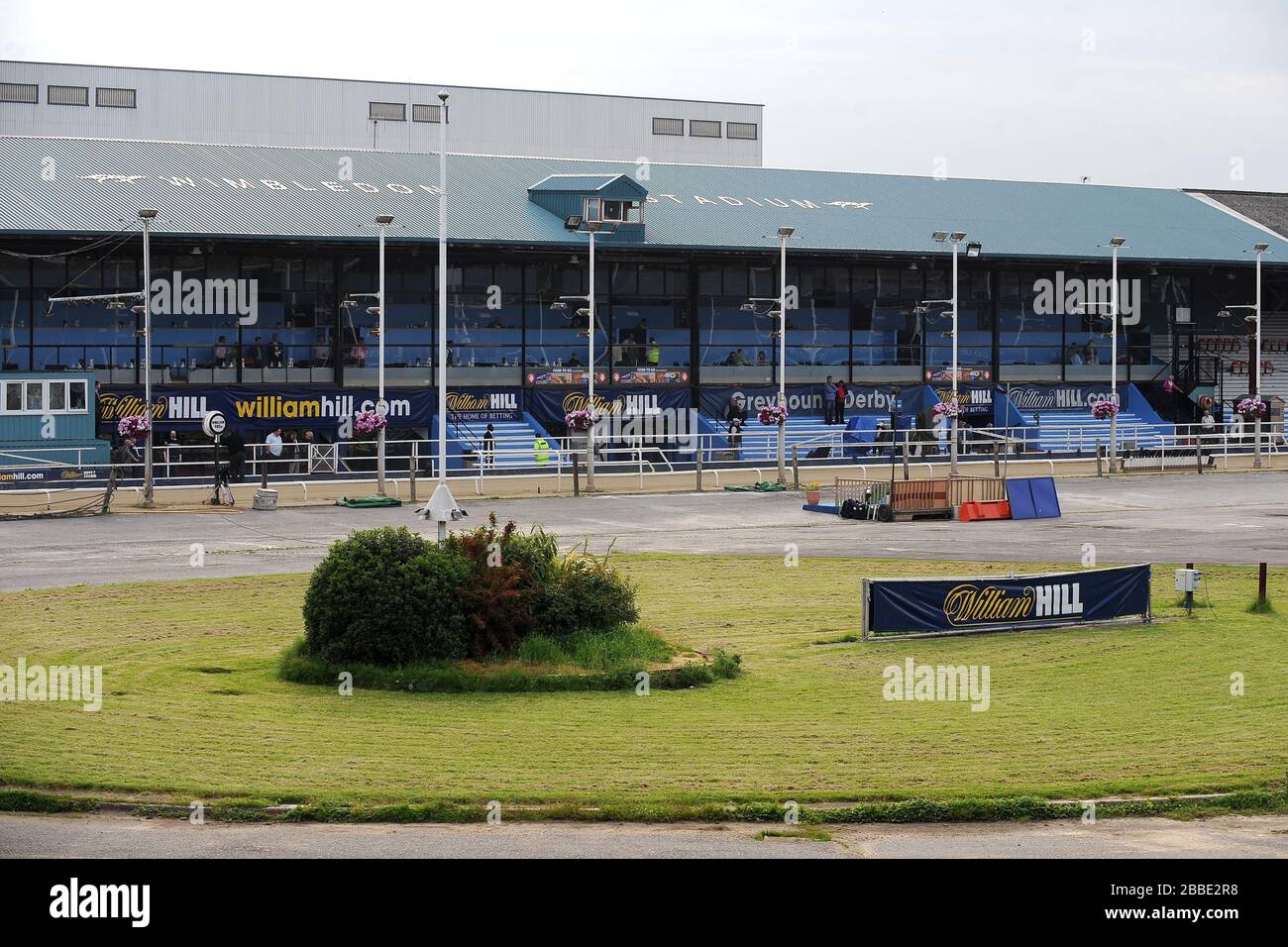 Ein allgemeiner Blick auf das Innere des Wimbledon Stadium vor den Abenden des Rennsports Stockfoto