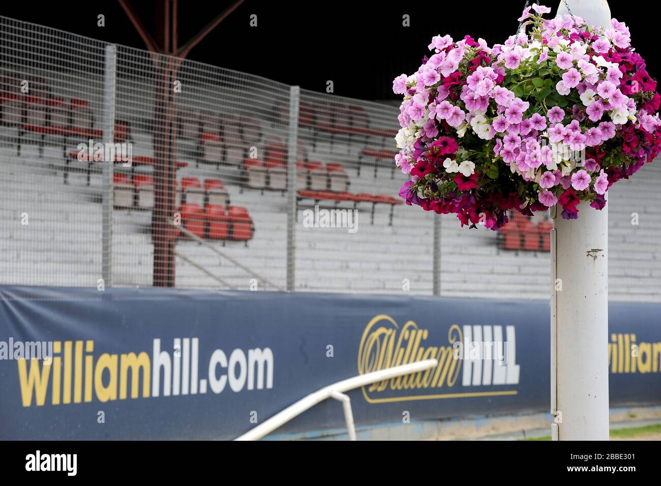 Ein allgemeiner Blick auf das Innere des Wimbledon Stadium vor den Abenden des Rennsports Stockfoto