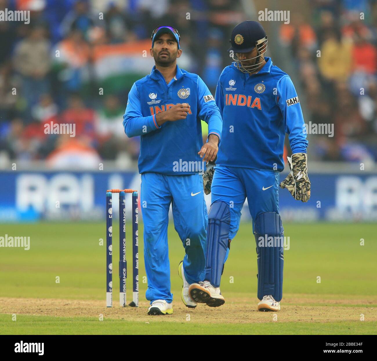 Indiens Mahendra Singh Dhoni reist über Teamkollege Dinesh Karthik Stockfoto