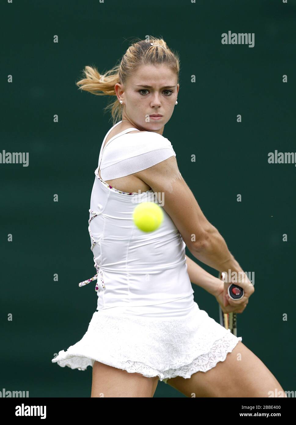 Italiens Camila Giorgi im Einsatz gegen die britische Samantha Murray im Rahmen der Wimbledon Meisterschaften im All England Lawn Tennis and Croquet Club, Wimbledon. Stockfoto