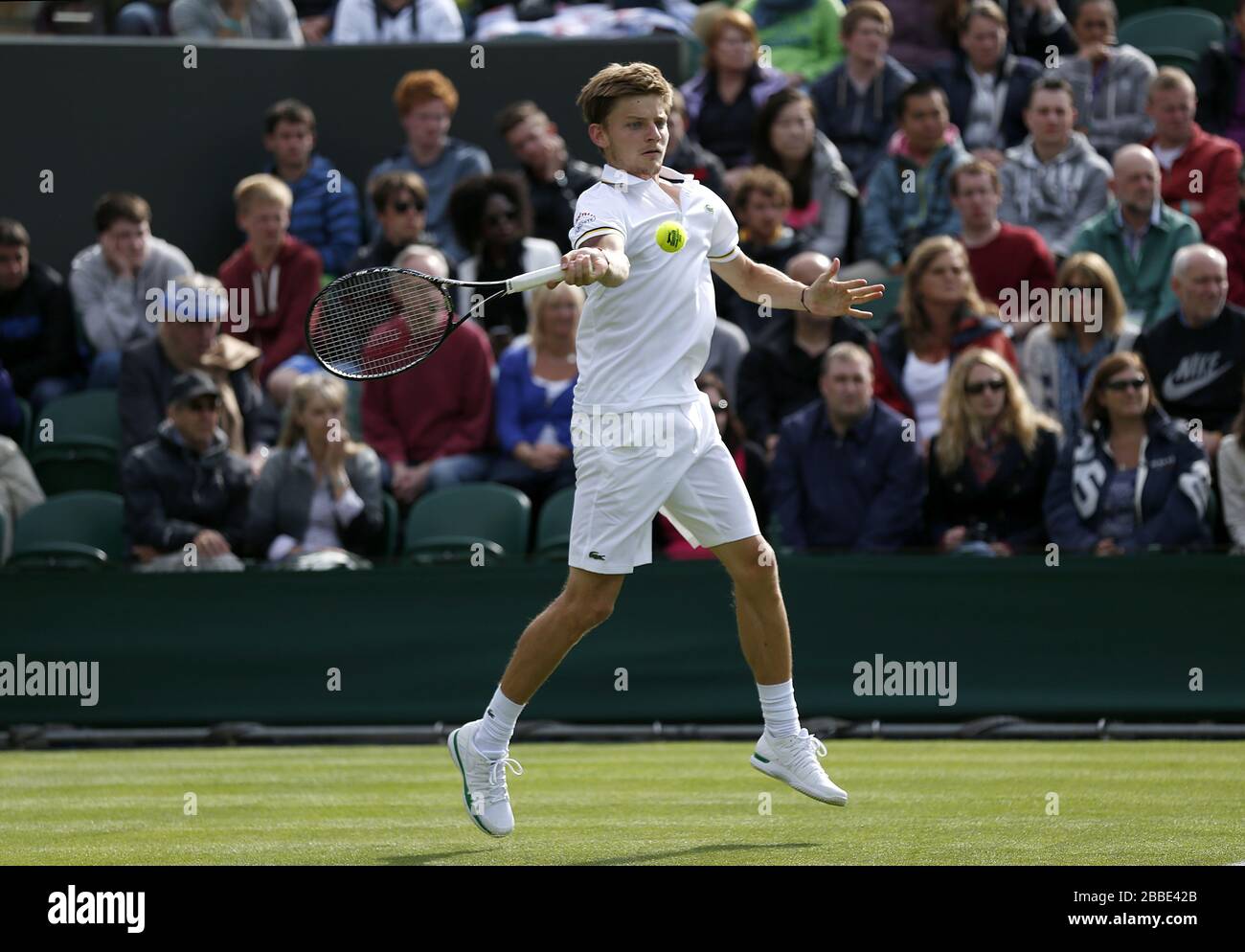 Belgiens David Goffin im Einsatz gegen Frankreichs Jo-Wilfried Tsonga am Tag eins der Wimbledon Meisterschaften im All England Lawn Tennis and Croquet Club, Wimbledon. Stockfoto