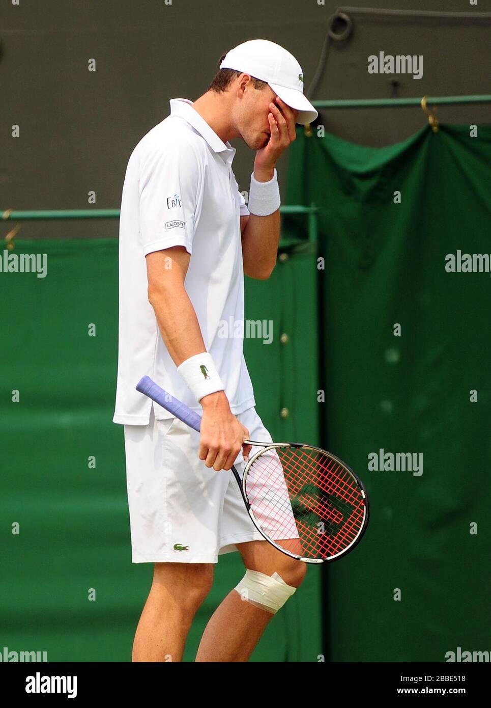 Der US-Amerikaner John Isner kämpft mit einer Verletzung, bevor er sich aus seinem Spiel gegen Frankreichs Adrian Mannarino zurückzieht Stockfoto