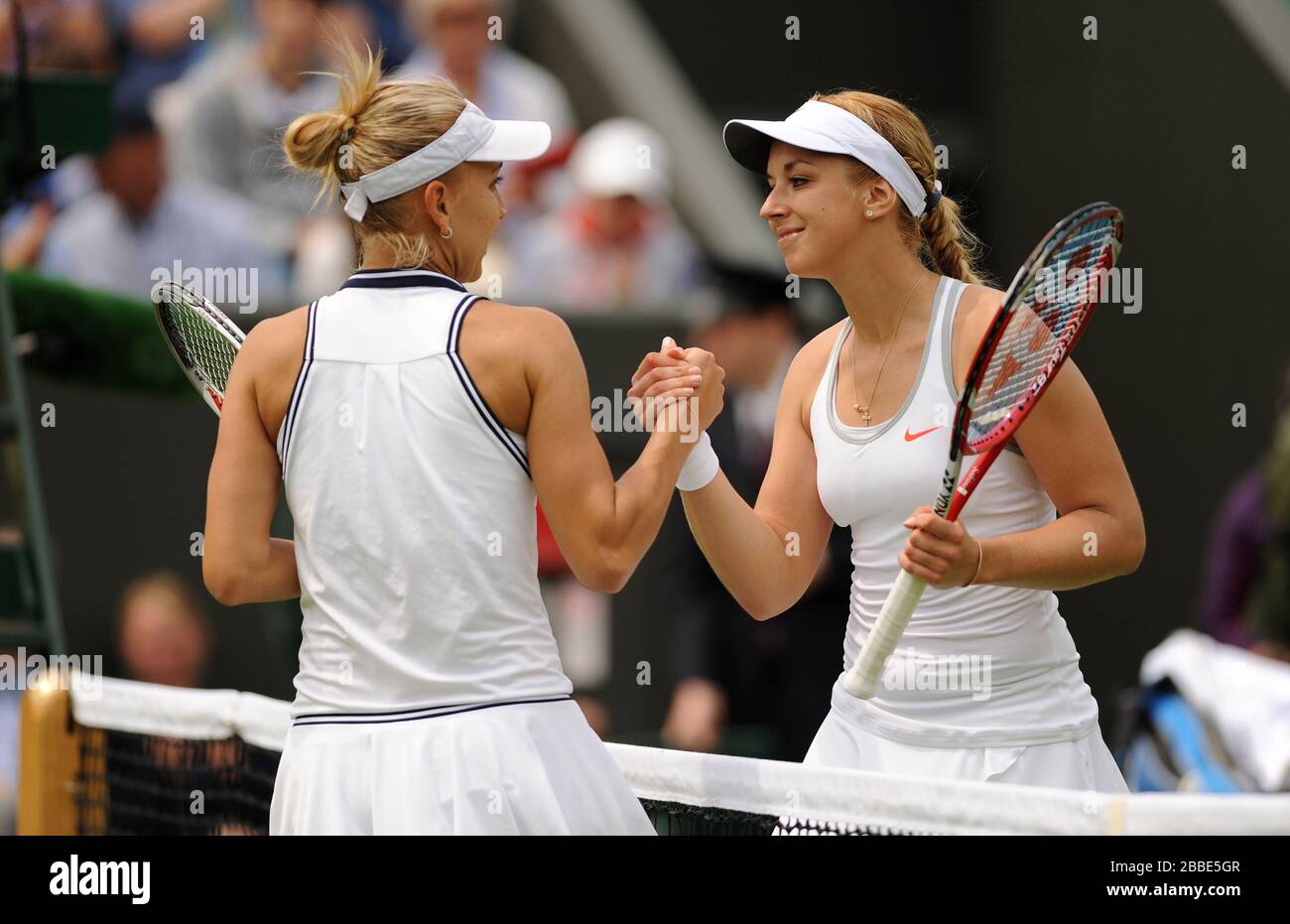 Deutschlands Sabine Lisicki feiert Sieg gegen Russlands Elena Vesnina (links) Stockfoto