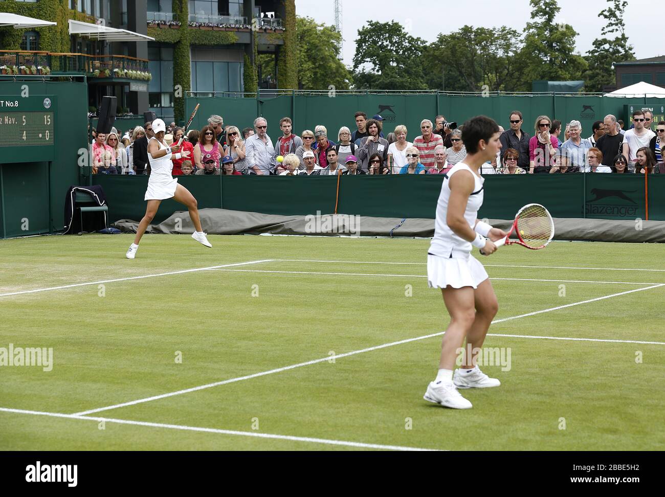 Spaniens Silvia Soler-Espinosa (links) und Carla Suarez Navarro (rechts) im Einsatz gegen die Großbritanniens Melanie South und Tara Moore am vierten Tag der Wimbledon Meisterschaften im All England Lawn Tennis and Croquet Club, Wimbledon. Stockfoto
