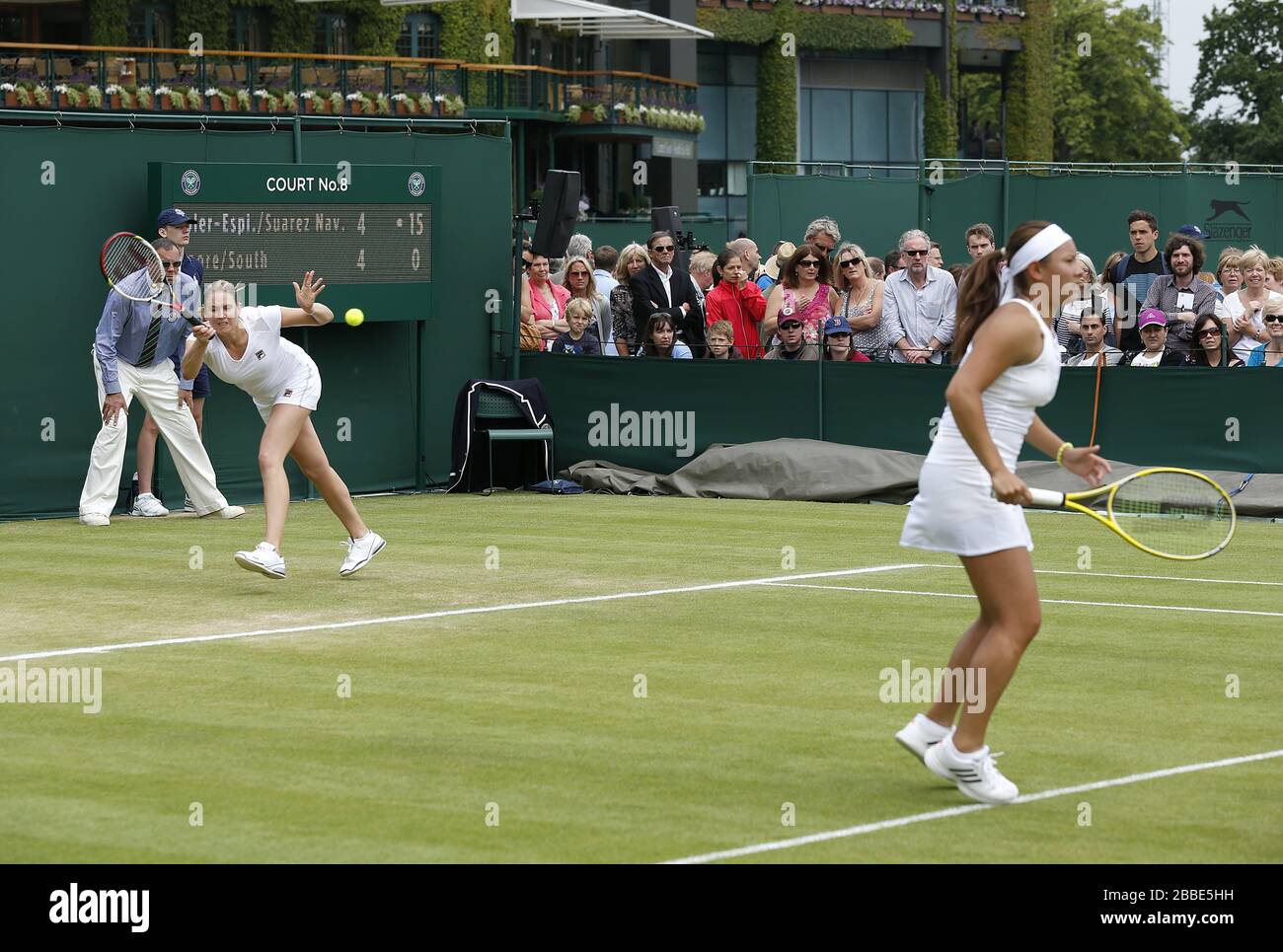 Großbritanniens Melanie South (links) und Tara Moore (rechts) im Einsatz gegen Spaniens Silvia Soler-Espinosa und Carla Suarez Navarro am vierten Tag der Wimbledon Meisterschaften im All England Lawn Tennis and Croquet Club, Wimbledon. Stockfoto