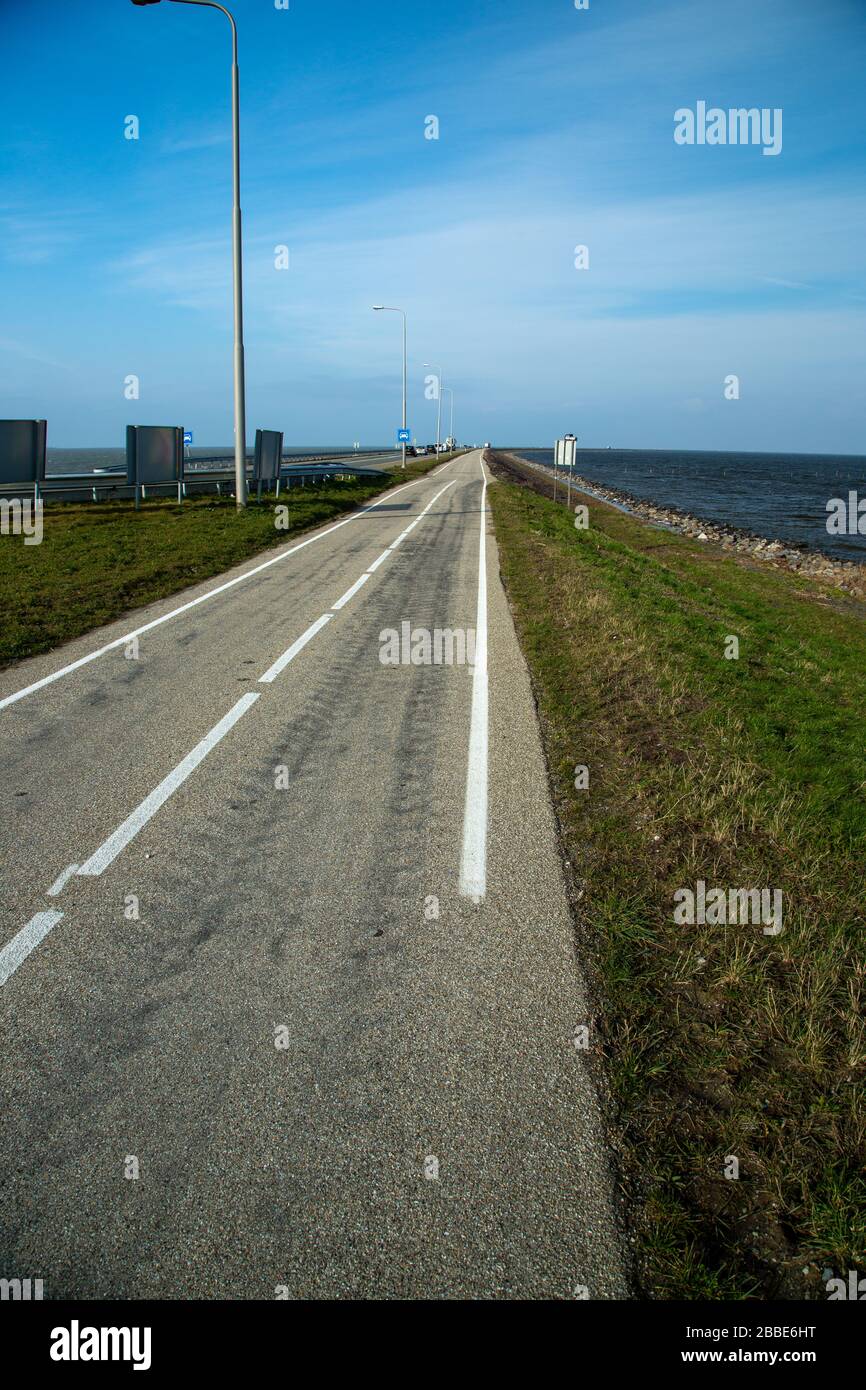 Der Houtribdijk ist ein Staudamm in den Niederlanden, der zwischen 1963 und 1975 im Rahmen der Zuiderzee Werke errichtet wurde und Lelystad und Enkhuizen verbindet. Stockfoto