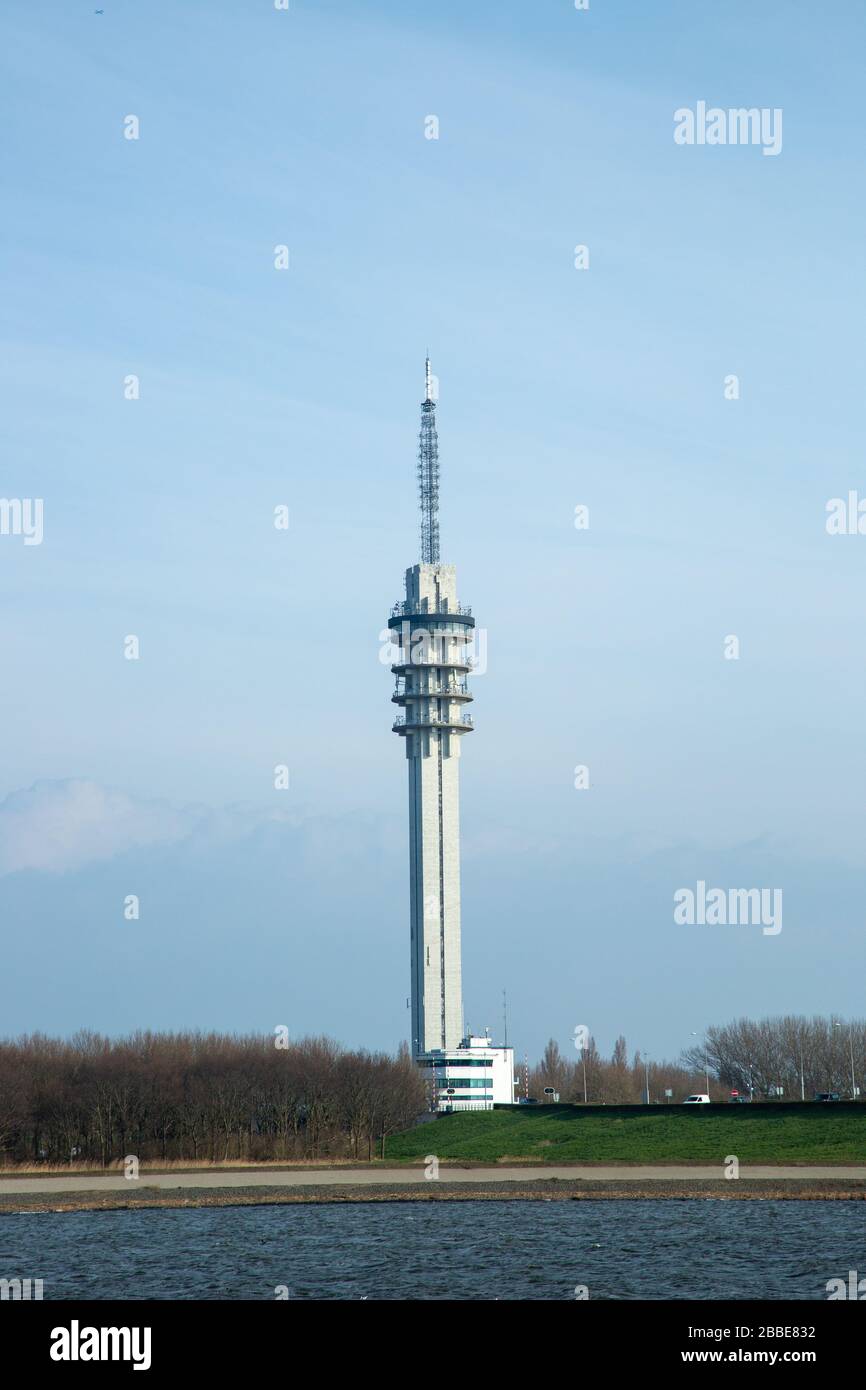 Schleusenkontrollturm auf dem Houtribdijk; ein Staudamm in den Niederlanden, der zwischen 1963 und 1975 im Rahmen der Zuiderzee-Arbeiten errichtet wurde. Stockfoto