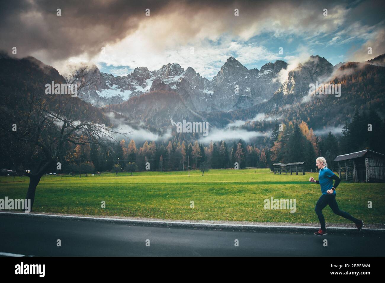 Athlet auf der Straße in den Alpen Stockfoto