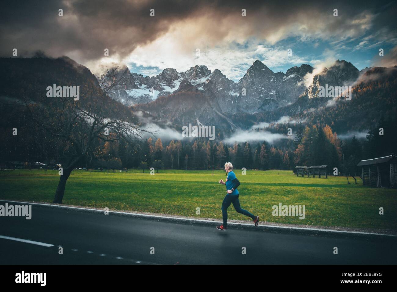 Morgendlicher Lauf in der Landschaft der Herbstberge. Alpen im Hintergrund. Italien. Stockfoto