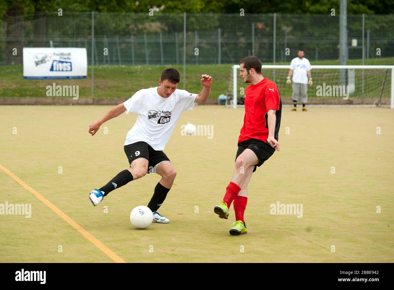 Mannschaften im Einsatz während der Streetgames Football Pools Fives in Chesterfield Stockfoto