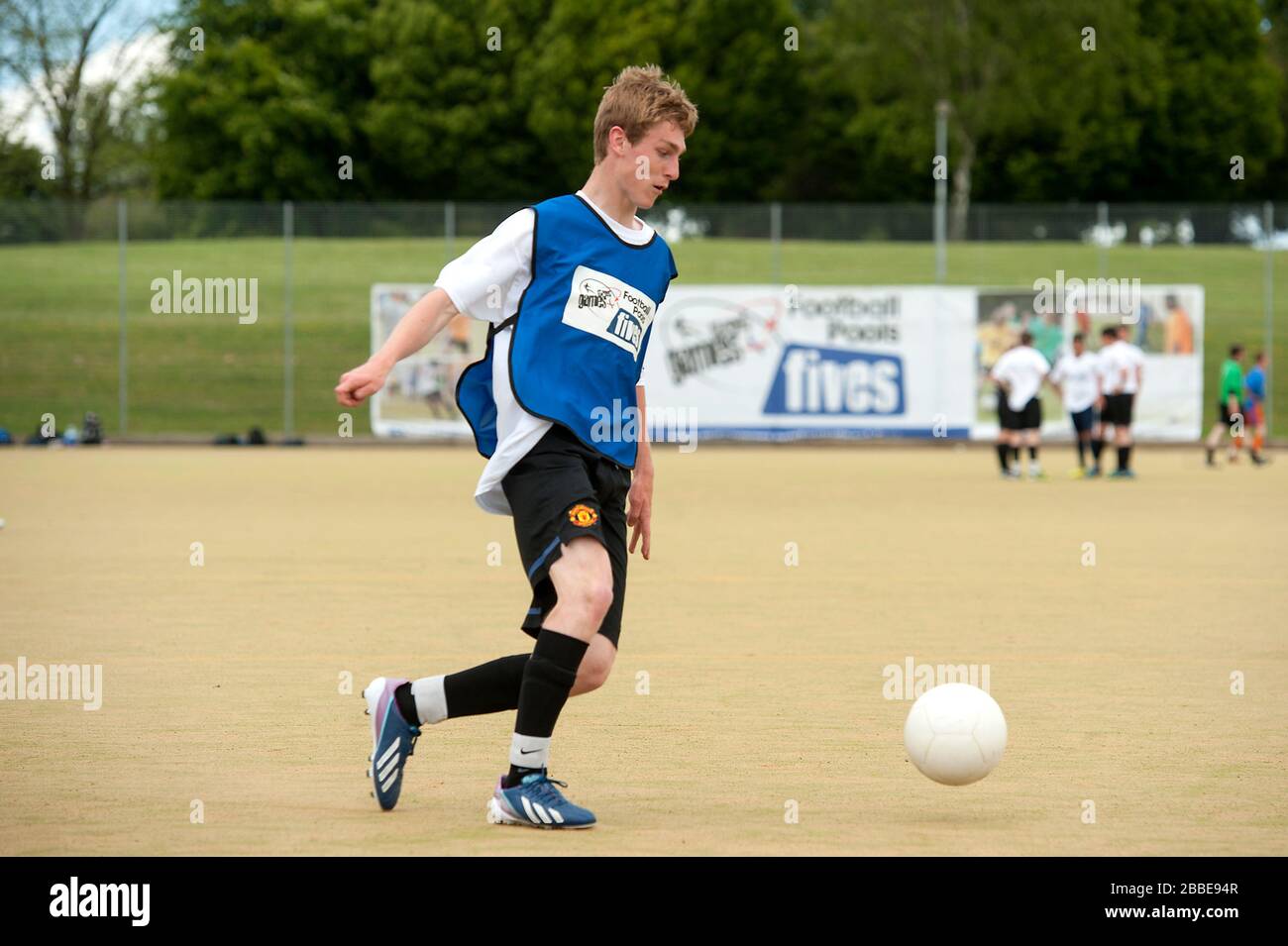 Mannschaften im Einsatz während der Streetgames Football Pools Fives in Chesterfield Stockfoto