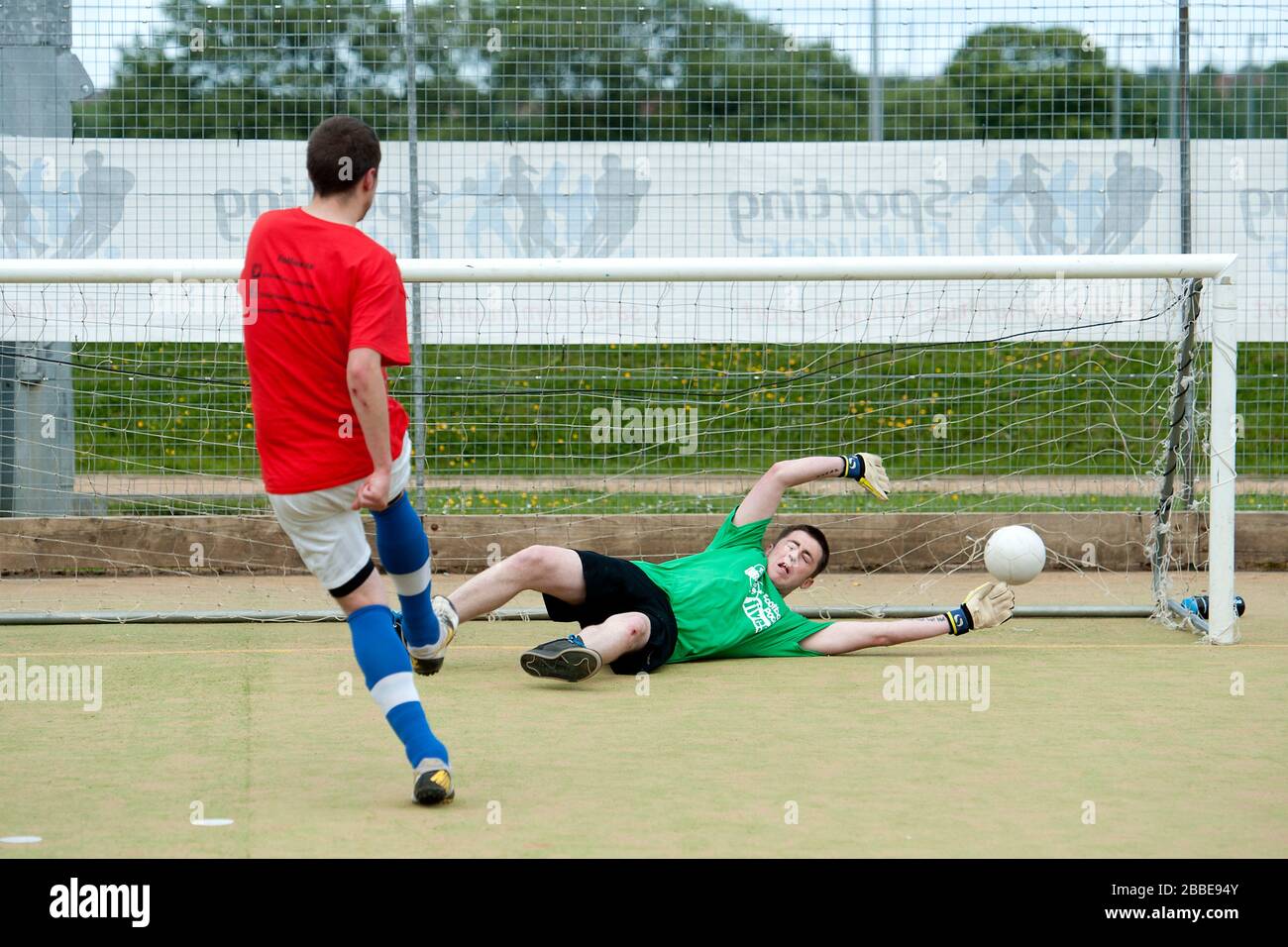 Mannschaften im Einsatz während der Streetgames Football Pools Fives in Chesterfield Stockfoto