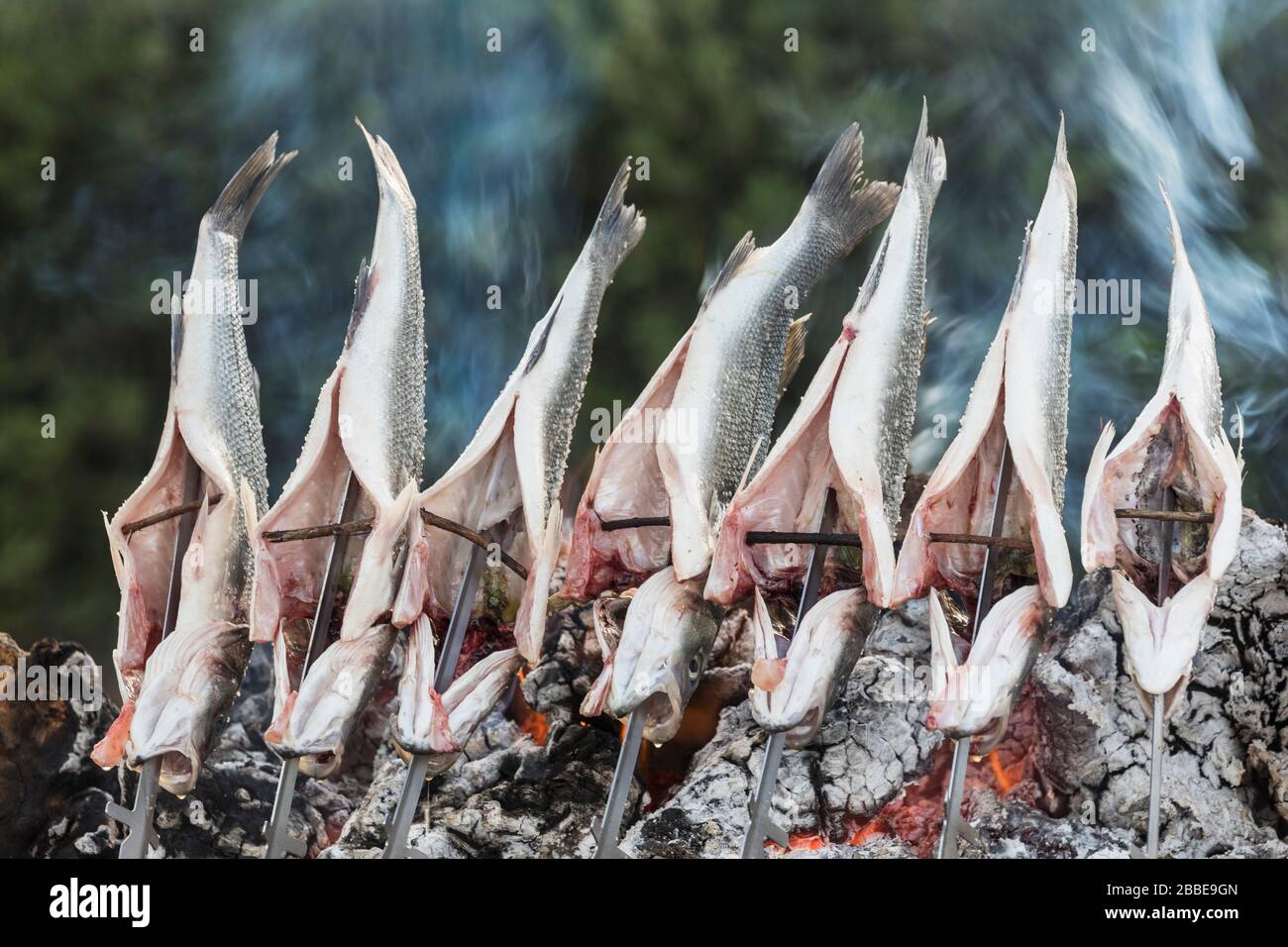 La Cala de Mijas, Costa del Sol, Provinz Málaga, Andalusien, Südspanien. Fisch, der über offenem Feuer außerhalb des Strandrestaurants, das als ch bekannt ist, braten kann Stockfoto