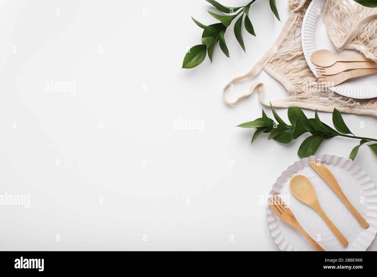 Besteckset aus Holz auf Papiergerichten Stockfoto