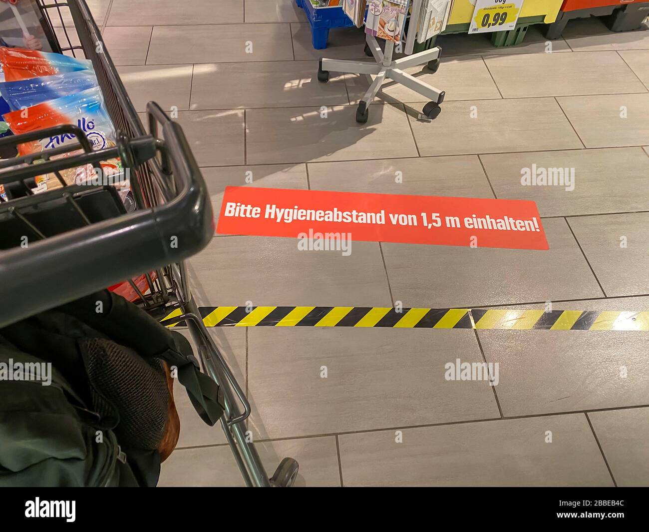 Auswirkungen der Coronakrise in Deutschland, Aufkleber auf dem Boden informiert die Kunden eines Supermarktes über Mindestabstand, Hygieneabstand, 1,5 Stockfoto