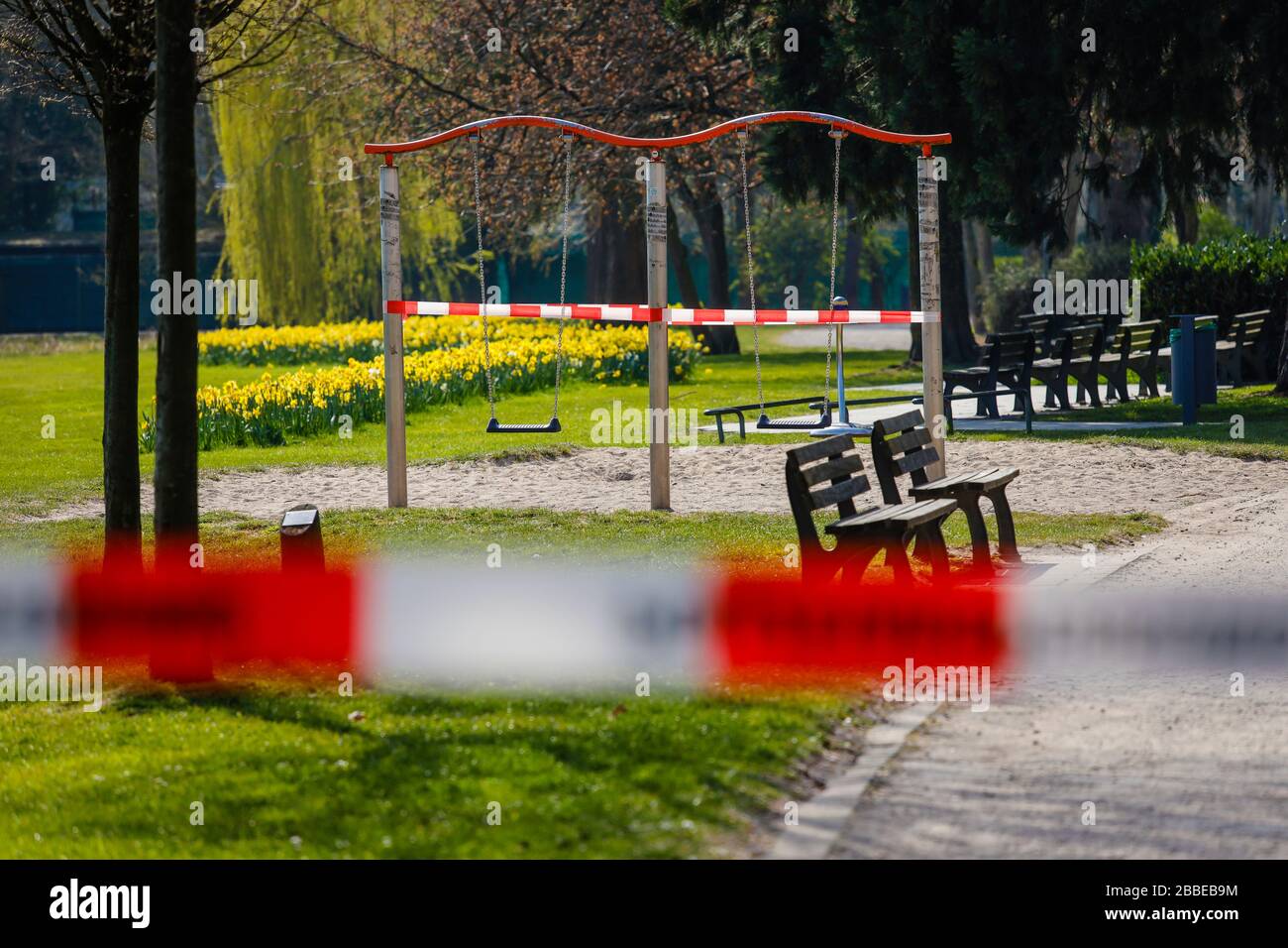 Essen, Ruhrgebiet, Nordrhein-Westfalen, Deutschland - Kontaktverbot wegen Corona-Pandemie wurde der Park am Haumannplatz wegen zu vieler Bürger gesperrt Stockfoto