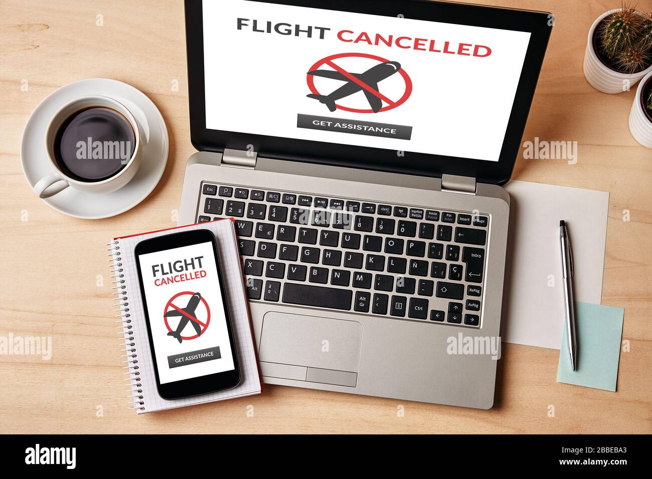 Flight Cancelled Konzept auf Laptop und Smartphone-Bildschirm über Holztisch. Draufsicht Stockfoto