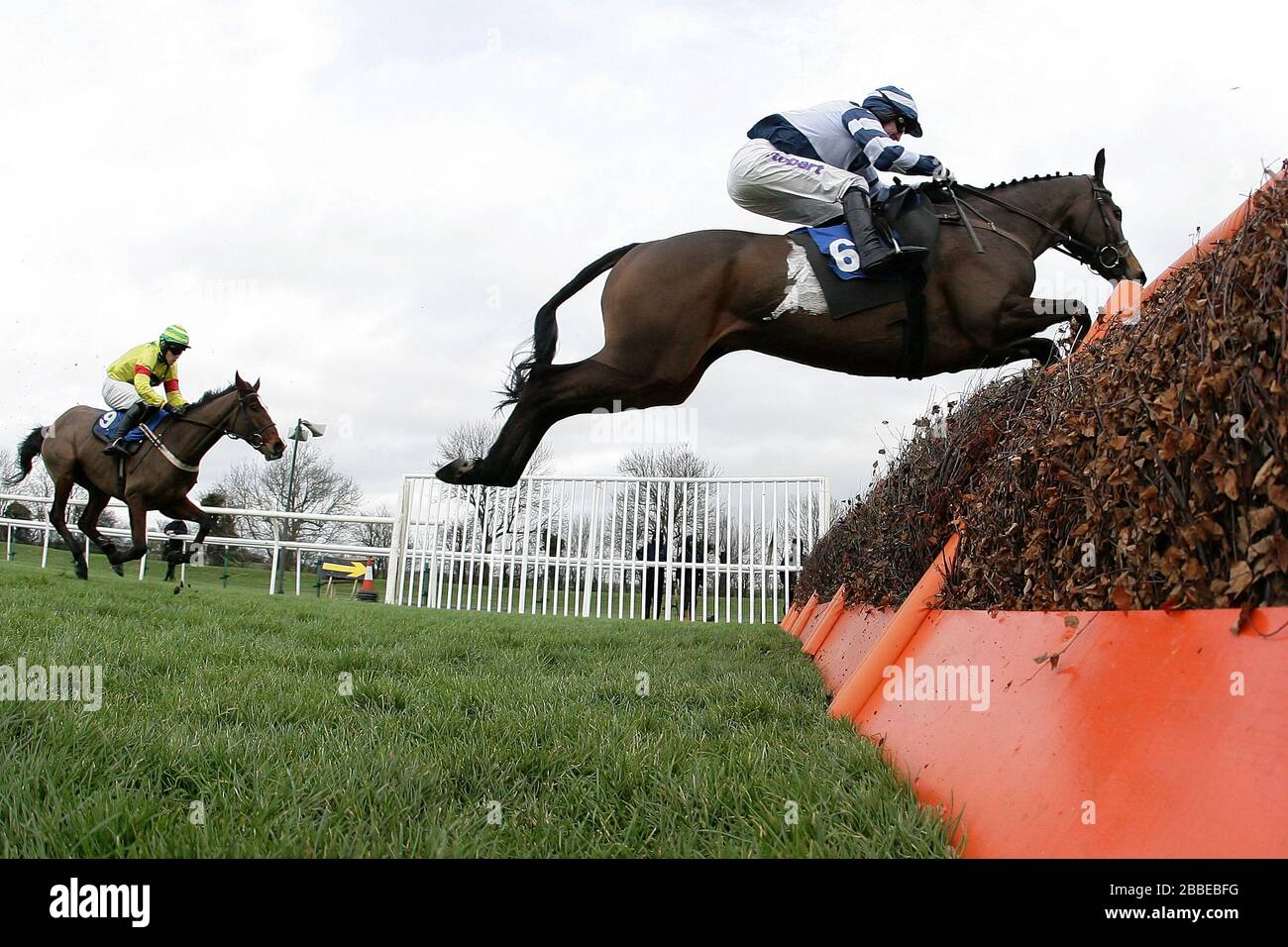 Thehillofuisneach, der von AP McCoy geritten wird, springt den letzten und gewinnt den Betfred, wenn beide Teams die Handicap-Hürde auf der Huntingdon Racecourse, Bra, erreichen Stockfoto