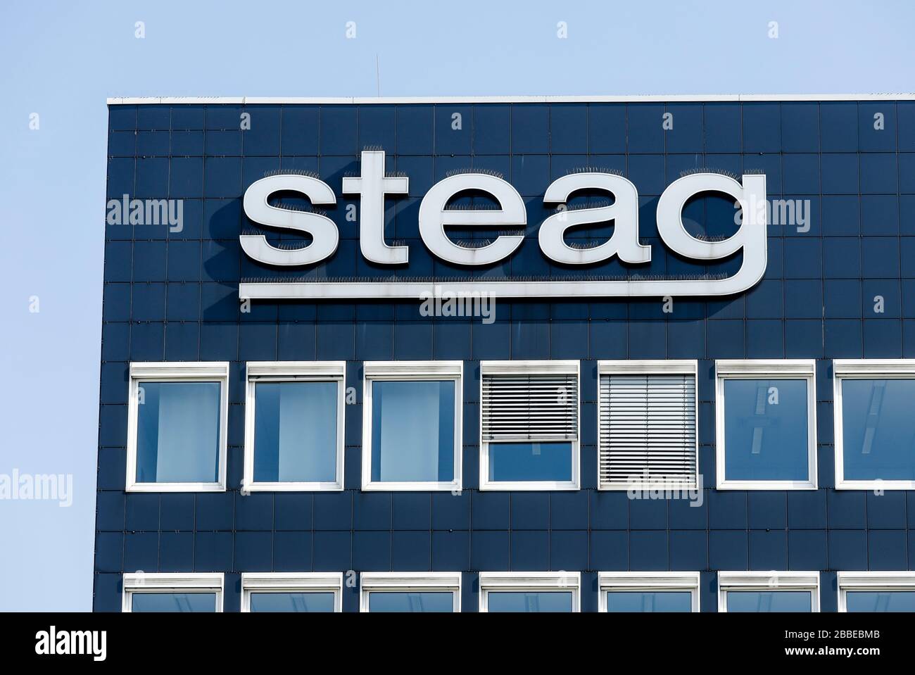 Essen, Ruhrgebiet, Nordrhein-Westfalen, Deutschland - Steag, Firmenlogo an der Fassade der Zentrale, Steag ist die fünftgrößte deutsche Elektrikelektrikin Stockfoto
