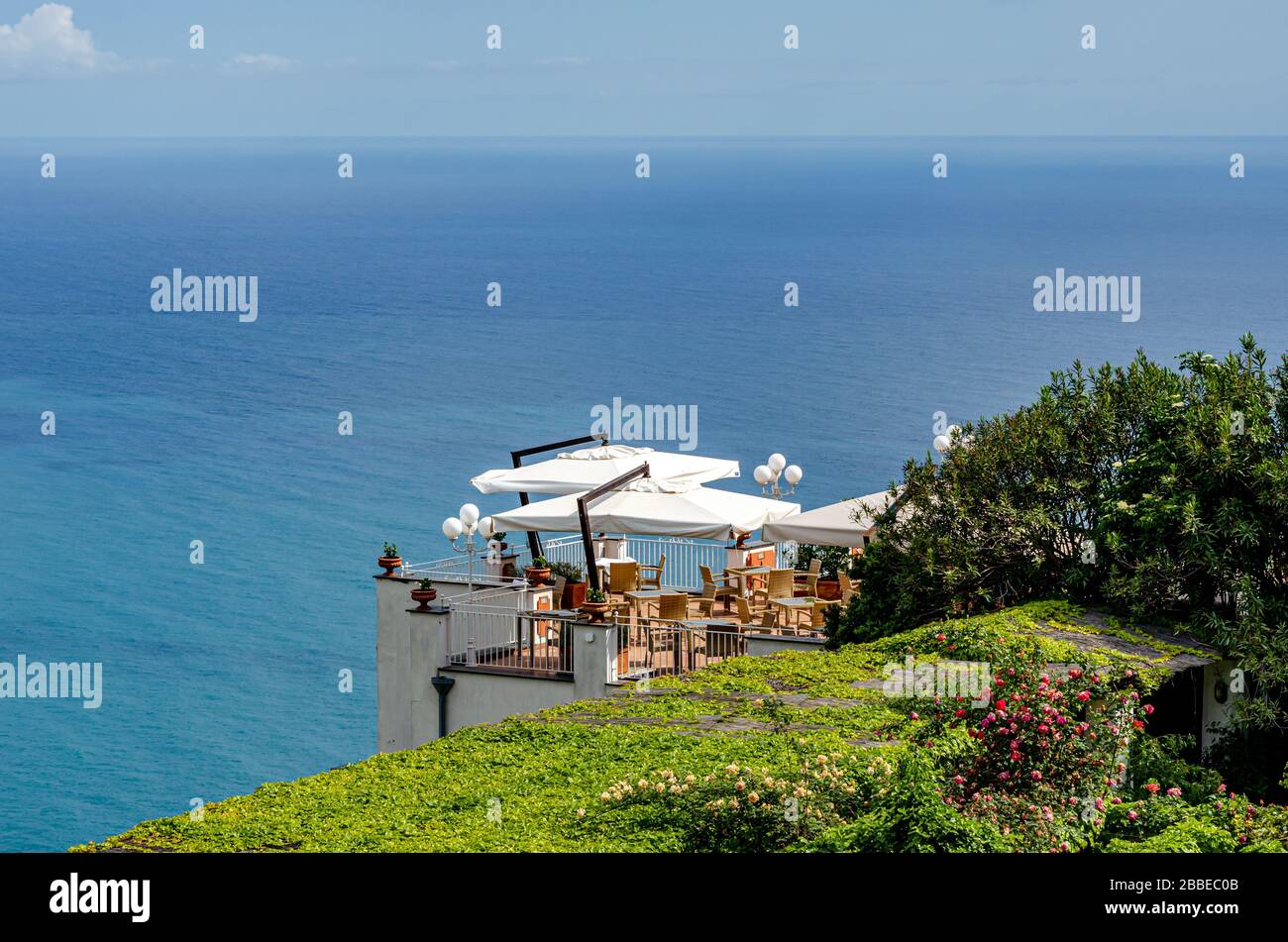 Ravello an der Amalfiküste, Italien. Mai 2018. Eine wunderbare Terrasse mit atemberaubendem Blick. Stockfoto