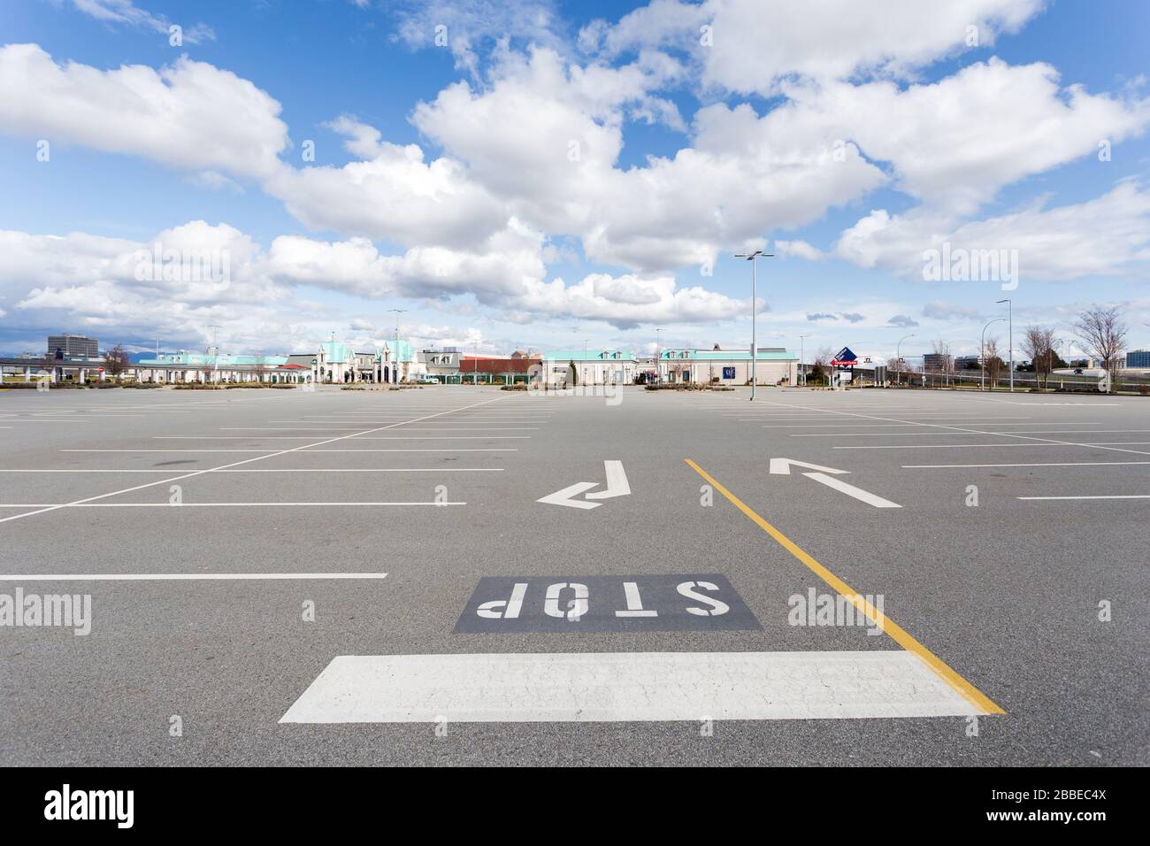 RICHMOND, BC, KANADA - MAR 29, 2020: McArthurGlen Outlet Mall aufgrund der COVID-19-Coronavirus Pandemie völlig leer. Stockfoto