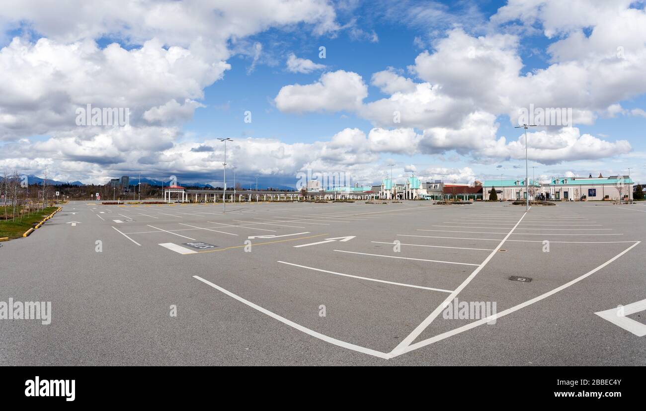 RICHMOND, BC, KANADA - MAR 29, 2020: McArthurGlen Outlet Mall aufgrund der COVID-19-Coronavirus Pandemie völlig leer. Stockfoto