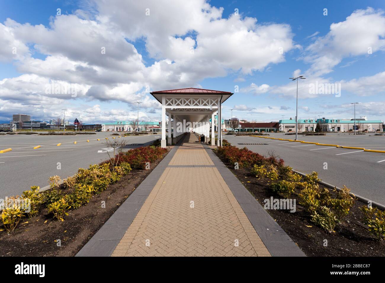 RICHMOND, BC, KANADA - MAR 29, 2020: McArthurGlen Outlet Mall aufgrund der COVID-19-Coronavirus Pandemie völlig leer. Stockfoto