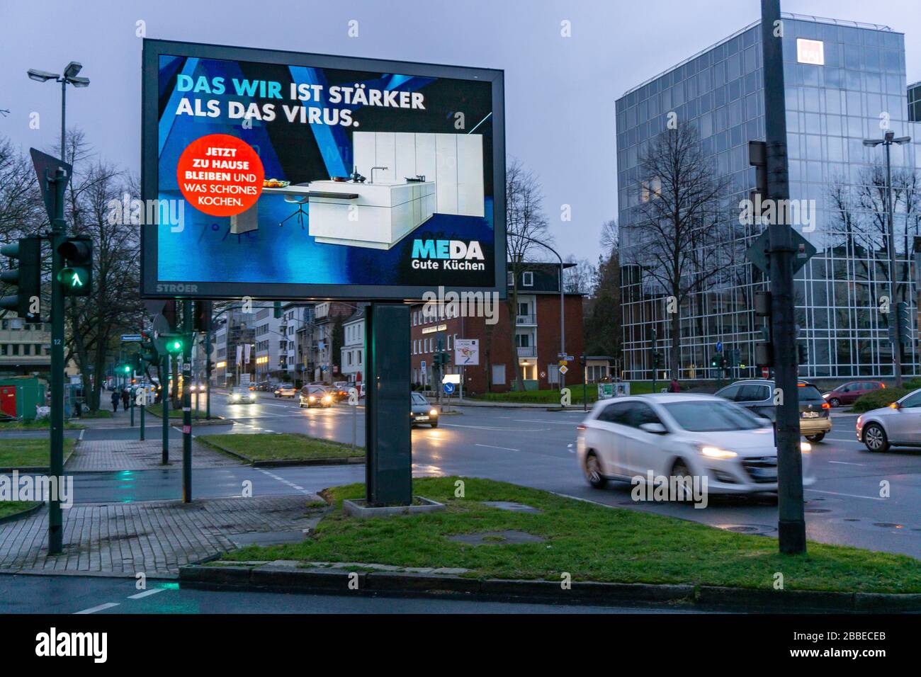 Werbung im Hinblick auf die Corona-Epidemie, MEDA Good Kitchen, LED Roadside Screen, digitale Werbemonitore, Auswirkungen der Coronakrise Stockfoto